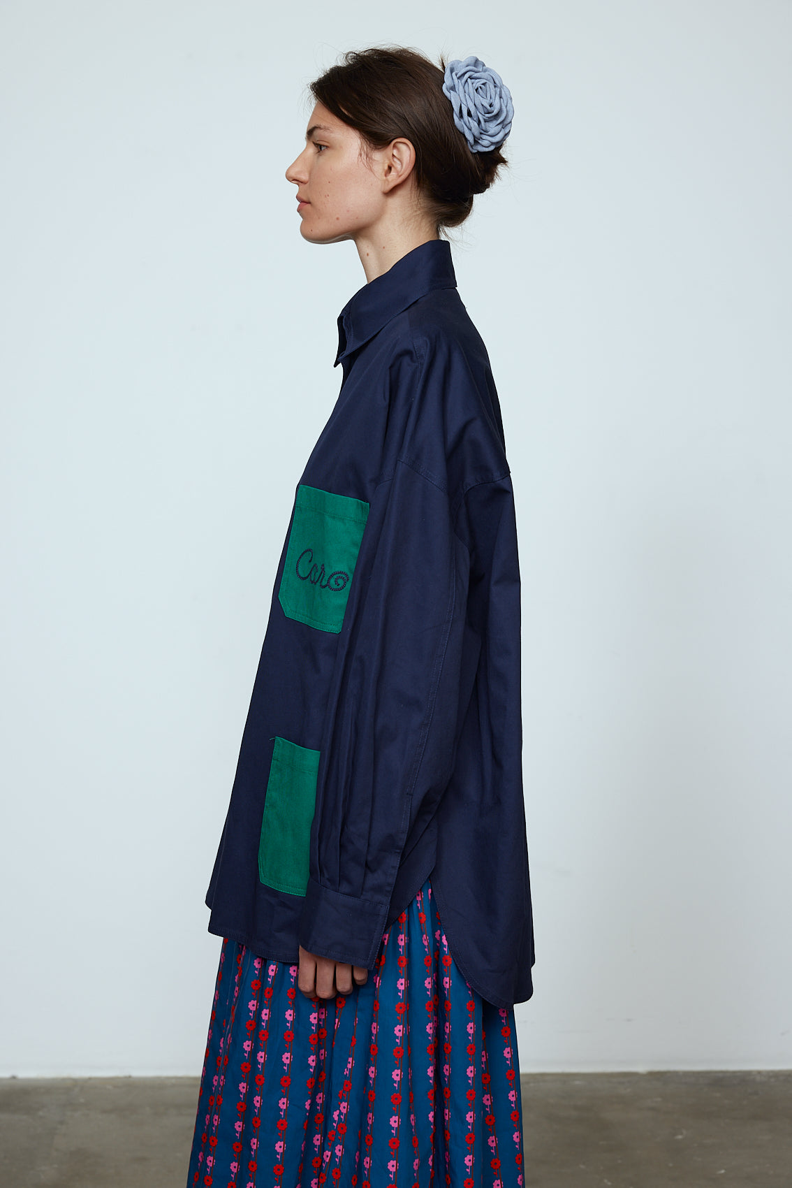 The Frederik Shirt is an oversized cotton style with big sleeves, green pockets, and an embroidered Caro logo on the front. Style it open over a dress, tank top, or t-shirt or buttoned up on its own. Material: 100% cotton. The model is 179cm (5'10") and wears size S.
