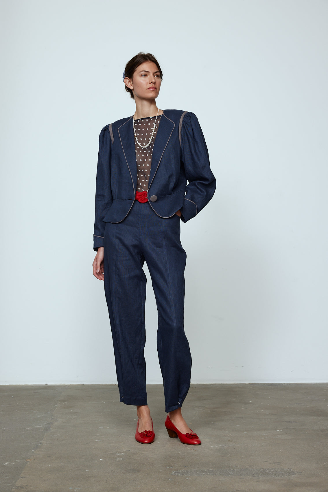 The Emma Pants in Navy Linen. The pants feature cargo details on the side and large pockets with piping details in a contrasting color. Easily modify the shape of the pants with a button adjustment. Style them with a t-shirt, blouse, or a matching Emma Jacket in Navy Linen. Also available in Pink and Orange. Material: 100% linen. Lining: 100% viscose.