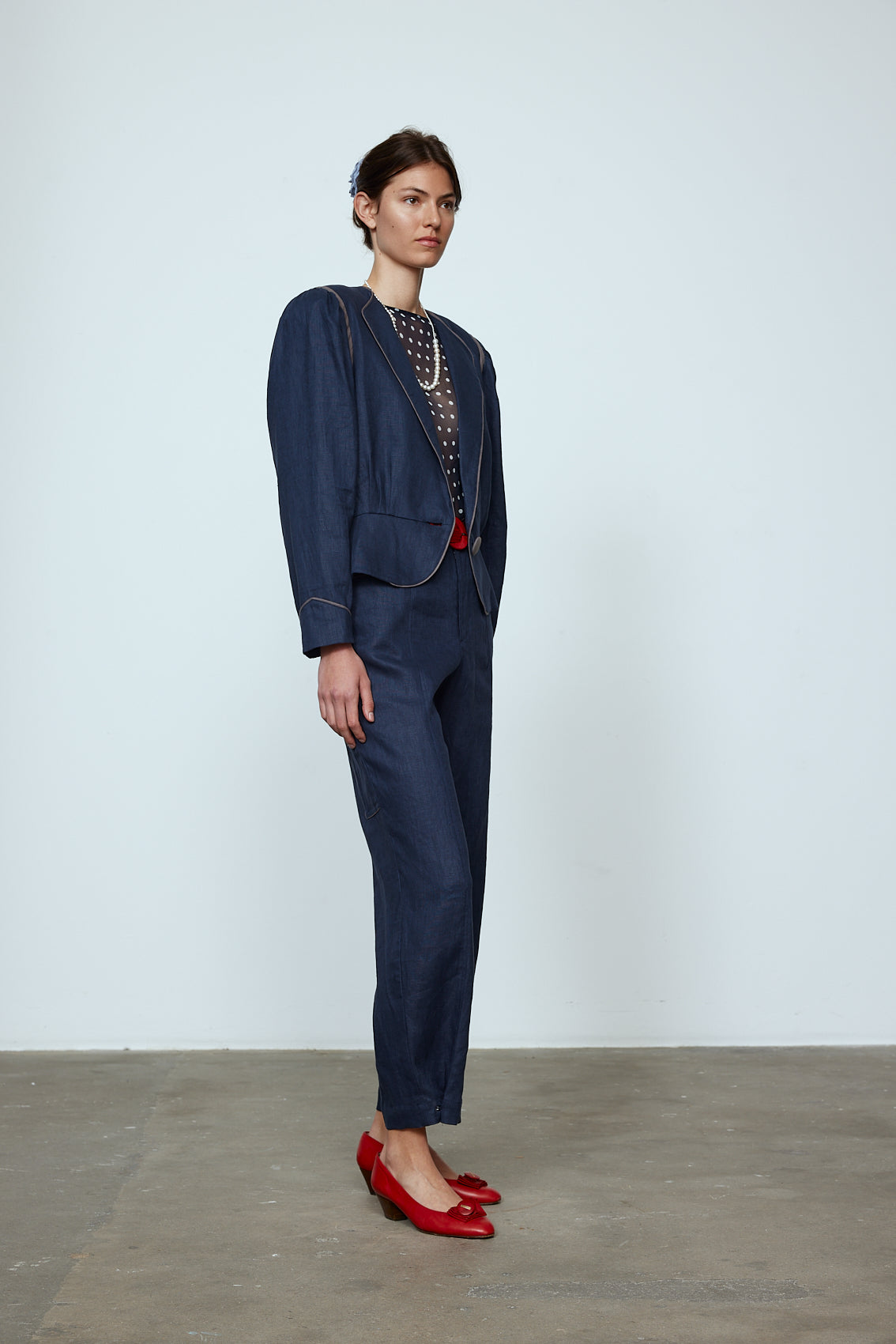 The Emma Pants in Navy Linen. The pants feature cargo details on the side and large pockets with piping details in a contrasting color. Easily modify the shape of the pants with a button adjustment. Style them with a t-shirt, blouse, or a matching Emma Jacket in Navy Linen. Also available in Pink and Orange. Material: 100% linen. Lining: 100% viscose.