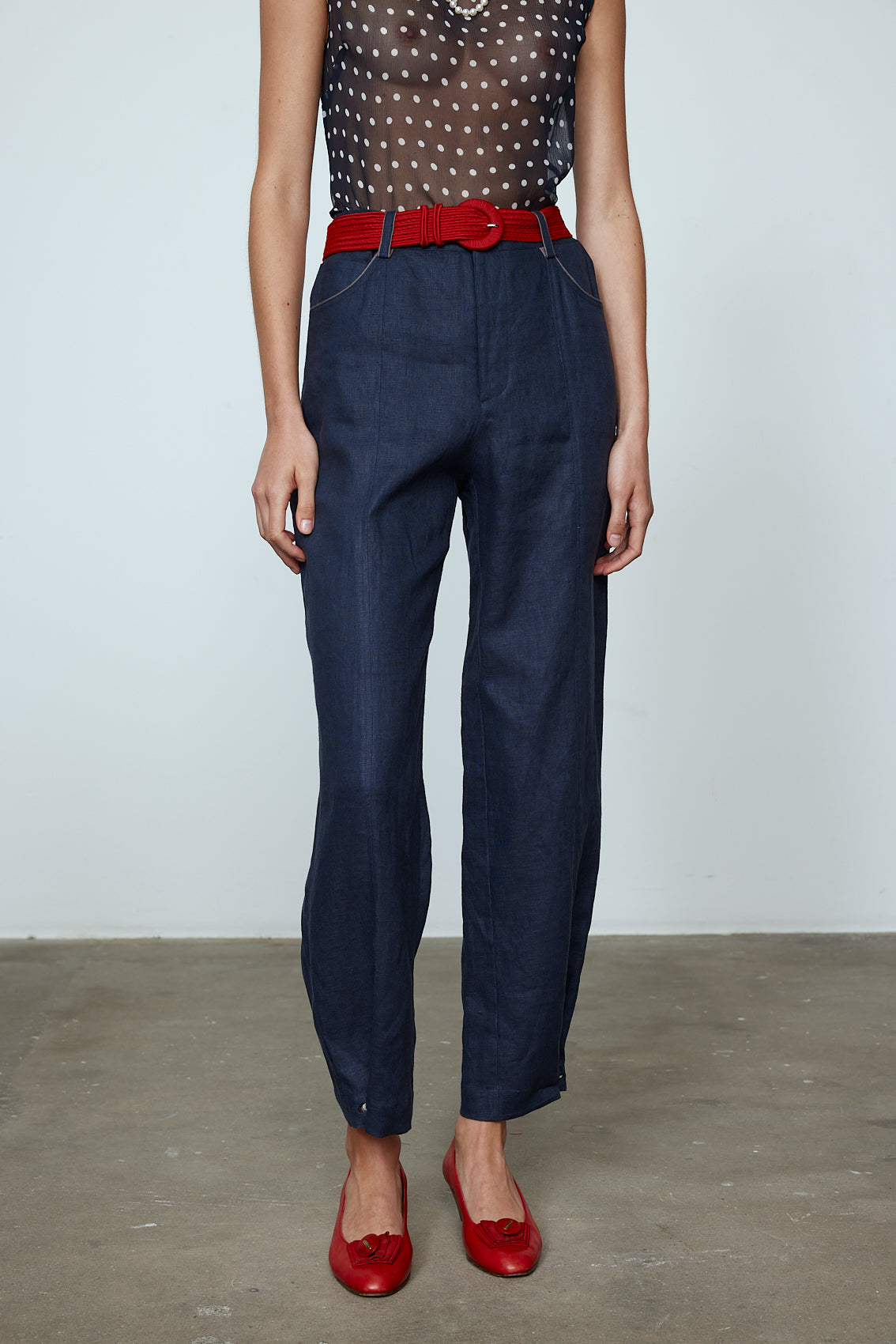 The Emma Pants in Navy Linen. The pants feature cargo details on the side and large pockets with piping details in a contrasting color. Easily modify the shape of the pants with a button adjustment. Style them with a t-shirt, blouse, or a matching Emma Jacket in Navy Linen. Also available in Pink and Orange. Material: 100% linen. Lining: 100% viscose.
