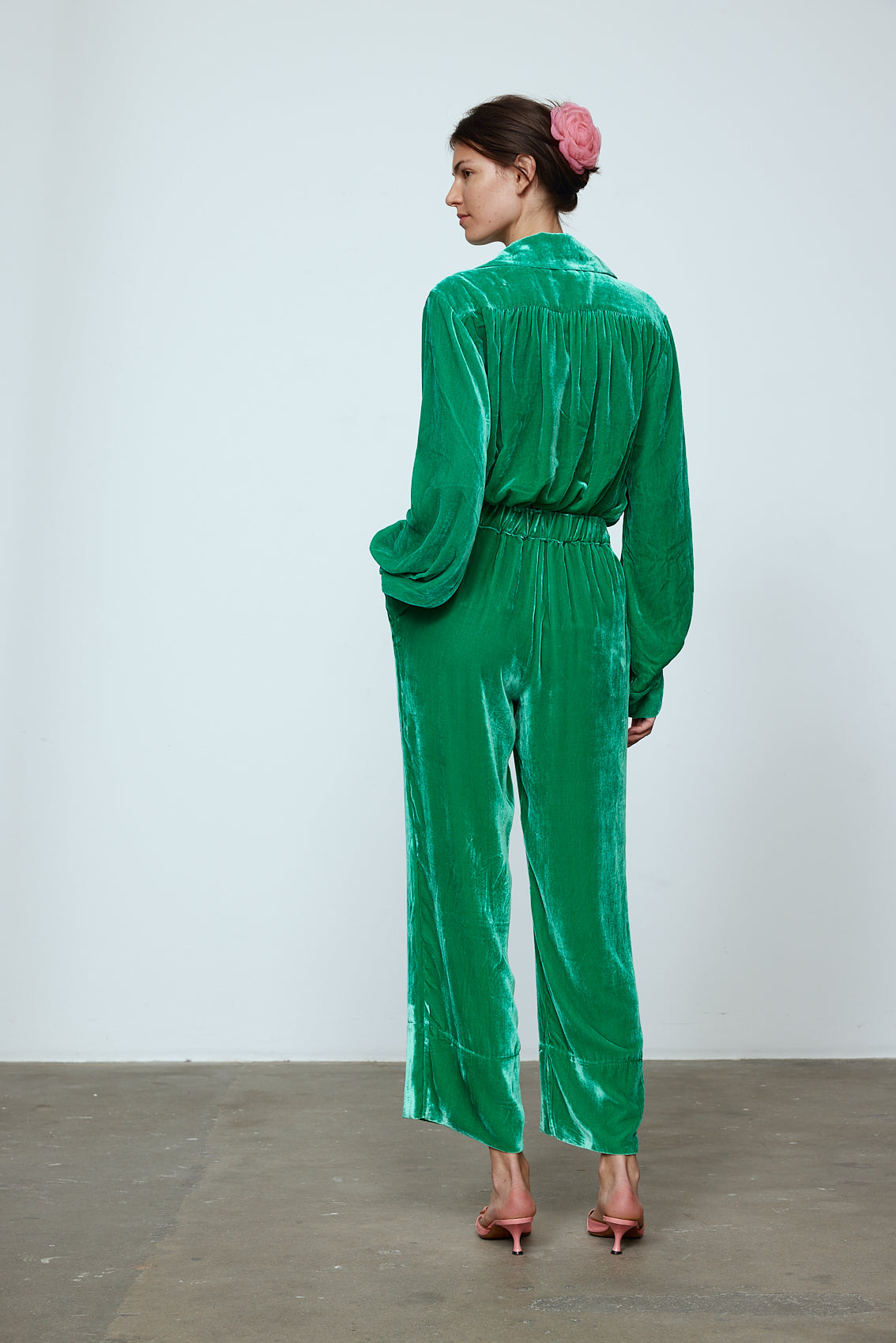 The Bonsai Shirt is made in a luxurious silk velvet fabric with a heavy fall and a deep emerald green color. The Shirt features long draped sleeves, a deep-cut oversized shirt collar, and buttons on the front. Style it with jeans and a colorful belt, or match it with the Elisabeth Pants in emerald green Silk Velvet for parties, dinners, and special occasions. Material: 20% silk, 80% viscose. The model is 179cm (5'10") and wears size S.