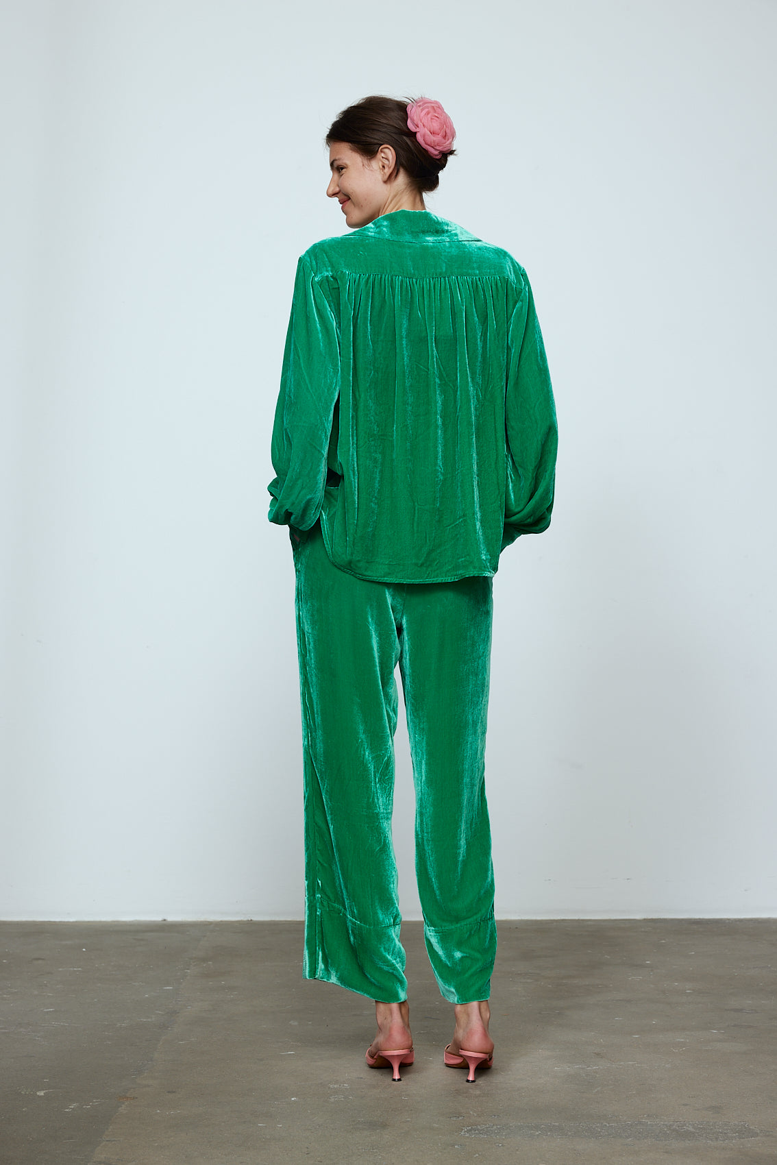 The Bonsai Shirt is made in a luxurious silk velvet fabric with a heavy fall and a deep emerald green color. The Shirt features long draped sleeves, a deep-cut oversized shirt collar, and buttons on the front. Style it with jeans and a colorful belt, or match it with the Elisabeth Pants in emerald green Silk Velvet for parties, dinners, and special occasions. Material: 20% silk, 80% viscose. The model is 179cm (5'10") and wears size S.