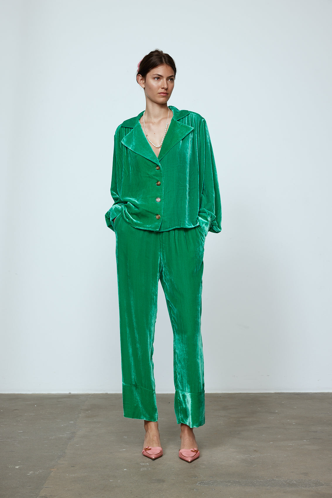 The Bonsai Shirt is made in a luxurious silk velvet fabric with a heavy fall and a deep emerald green color. The Shirt features long draped sleeves, a deep-cut oversized shirt collar, and buttons on the front. Style it with jeans and a colorful belt, or match it with the Elisabeth Pants in emerald green Silk Velvet for parties, dinners, and special occasions. Material: 20% silk, 80% viscose. The model is 179cm (5'10") and wears size S.