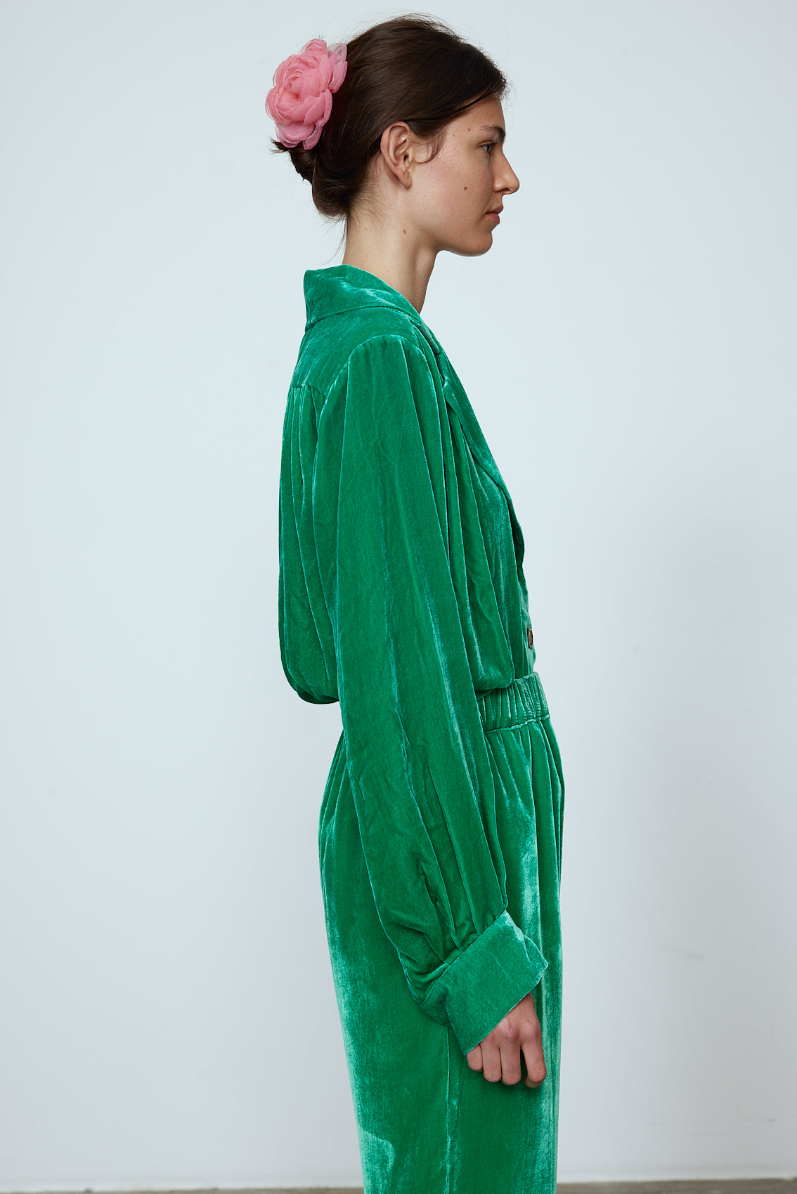 The Bonsai Shirt is made in a luxurious silk velvet fabric with a heavy fall and a deep emerald green color. The Shirt features long draped sleeves, a deep-cut oversized shirt collar, and buttons on the front. Style it with jeans and a colorful belt, or match it with the Elisabeth Pants in emerald green Silk Velvet for parties, dinners, and special occasions. Material: 20% silk, 80% viscose. The model is 179cm (5'10") and wears size S.