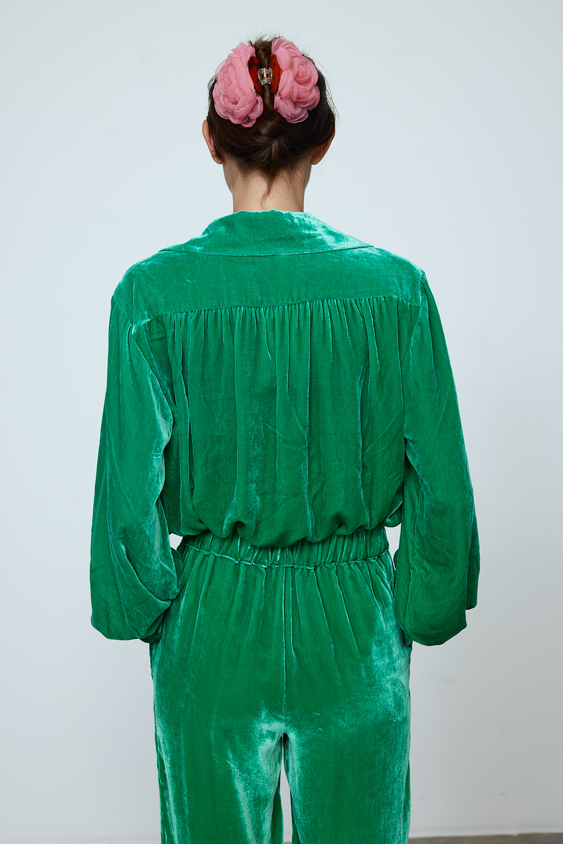 The Bonsai Shirt is made in a luxurious silk velvet fabric with a heavy fall and a deep emerald green color. The Shirt features long draped sleeves, a deep-cut oversized shirt collar, and buttons on the front. Style it with jeans and a colorful belt, or match it with the Elisabeth Pants in emerald green Silk Velvet for parties, dinners, and special occasions. Material: 20% silk, 80% viscose. The model is 179cm (5'10") and wears size S.