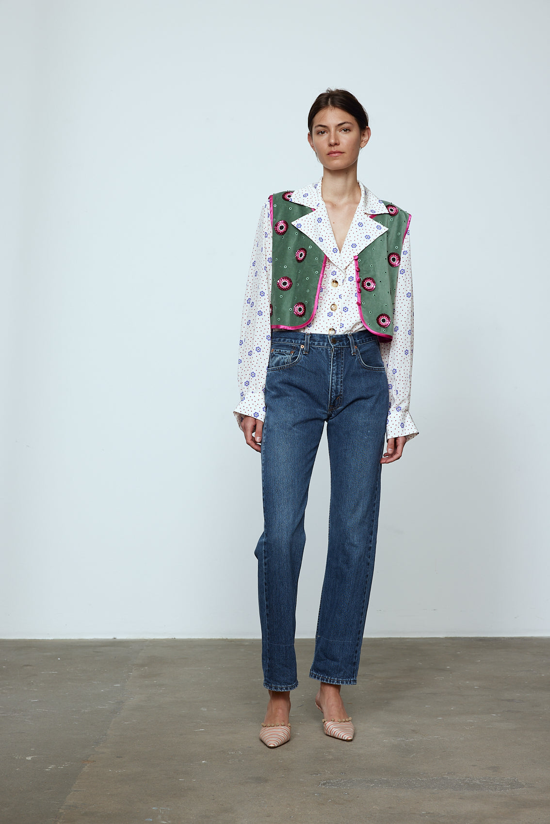 The Bonsai Shirt is made in soft silk fabric featuring our White Daisy print. The Shirt has long draped sleeves, a deep-cut oversized shirt collar, and buttons on the front. Style it with jeans and a colorful belt, together with a vest or denim jacket. Material: 100% mulberry silk. The model is 179cm (5'10") and wears size S.