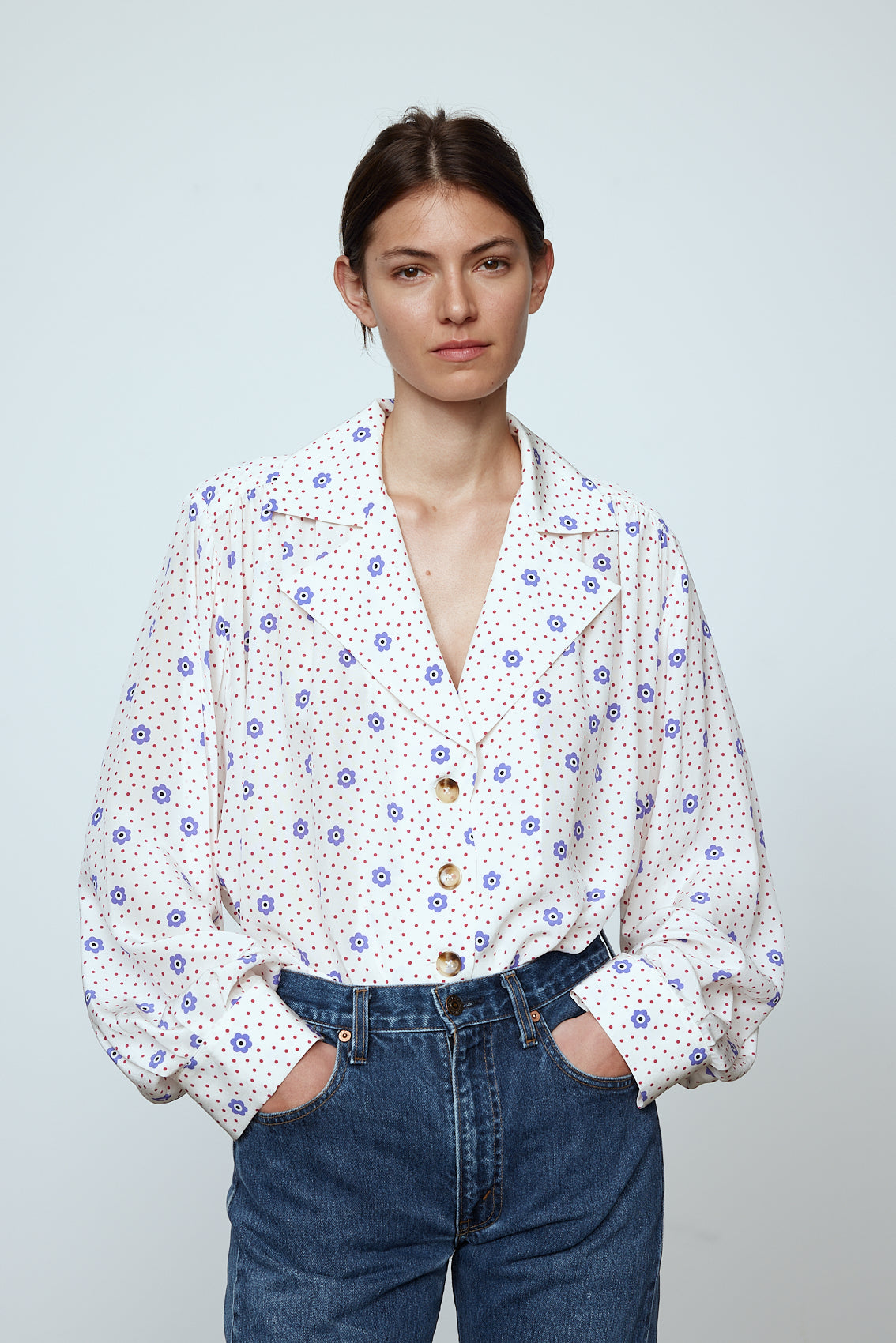 The Bonsai Shirt is made in soft silk fabric featuring our White Daisy print. The Shirt has long draped sleeves, a deep-cut oversized shirt collar, and buttons on the front. Style it with jeans and a colorful belt, together with a vest or denim jacket. Material: 100% mulberry silk. The model is 179cm (5'10") and wears size S.