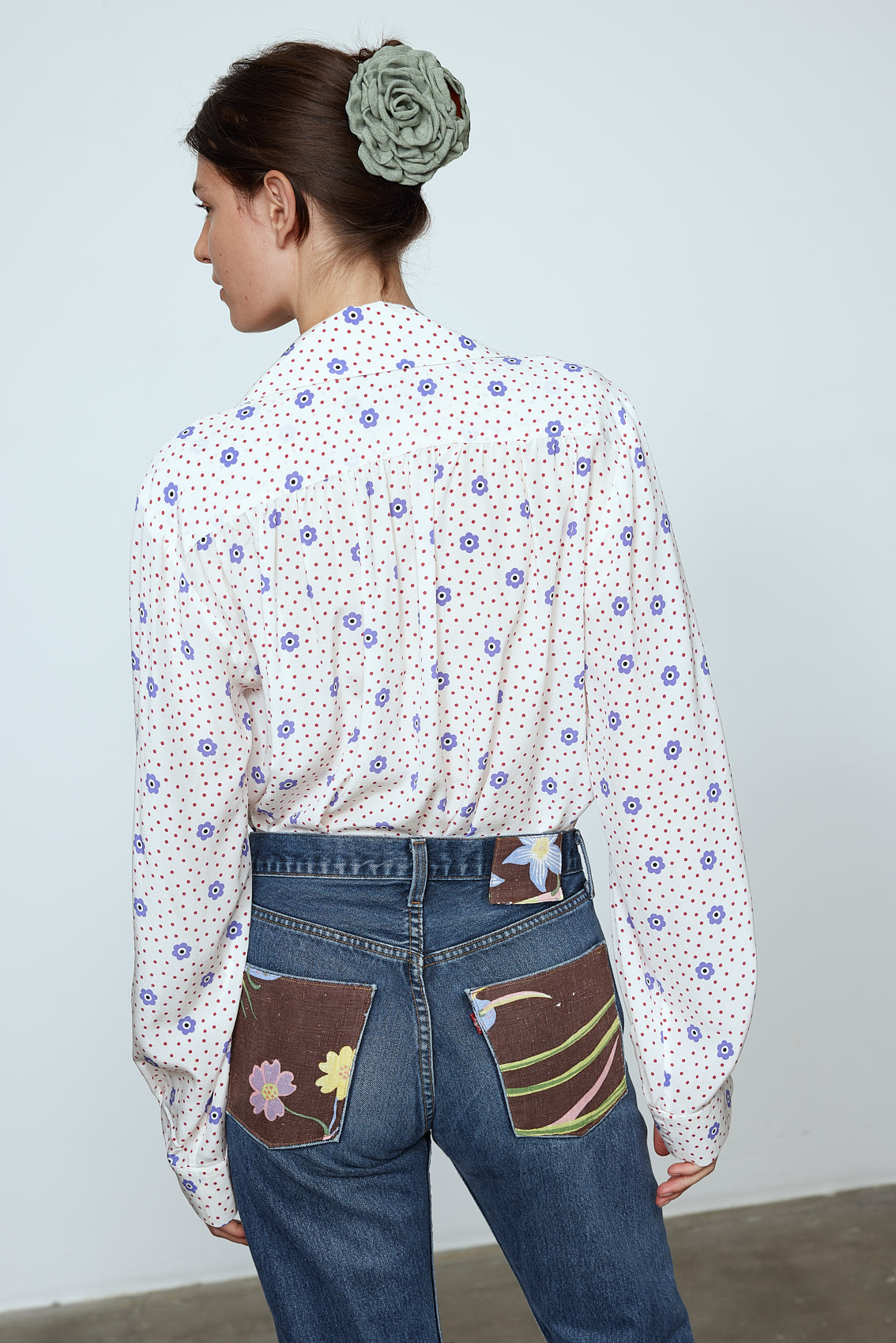 The Bonsai Shirt is made in soft silk fabric featuring our White Daisy print. The Shirt has long draped sleeves, a deep-cut oversized shirt collar, and buttons on the front. Style it with jeans and a colorful belt, together with a vest or denim jacket. Material: 100% mulberry silk. The model is 179cm (5'10") and wears size S.