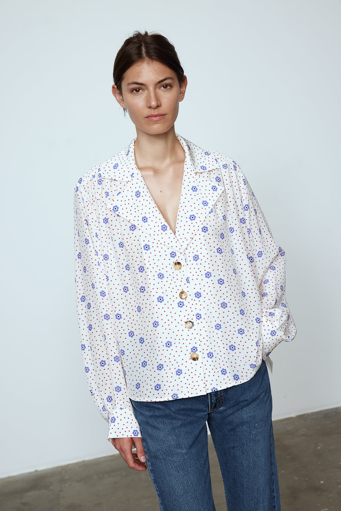 The Bonsai Shirt is made in soft silk fabric featuring our White Daisy print. The Shirt has long draped sleeves, a deep-cut oversized shirt collar, and buttons on the front. Style it with jeans and a colorful belt, together with a vest or denim jacket. Material: 100% mulberry silk. The model is 179cm (5'10") and wears size S.