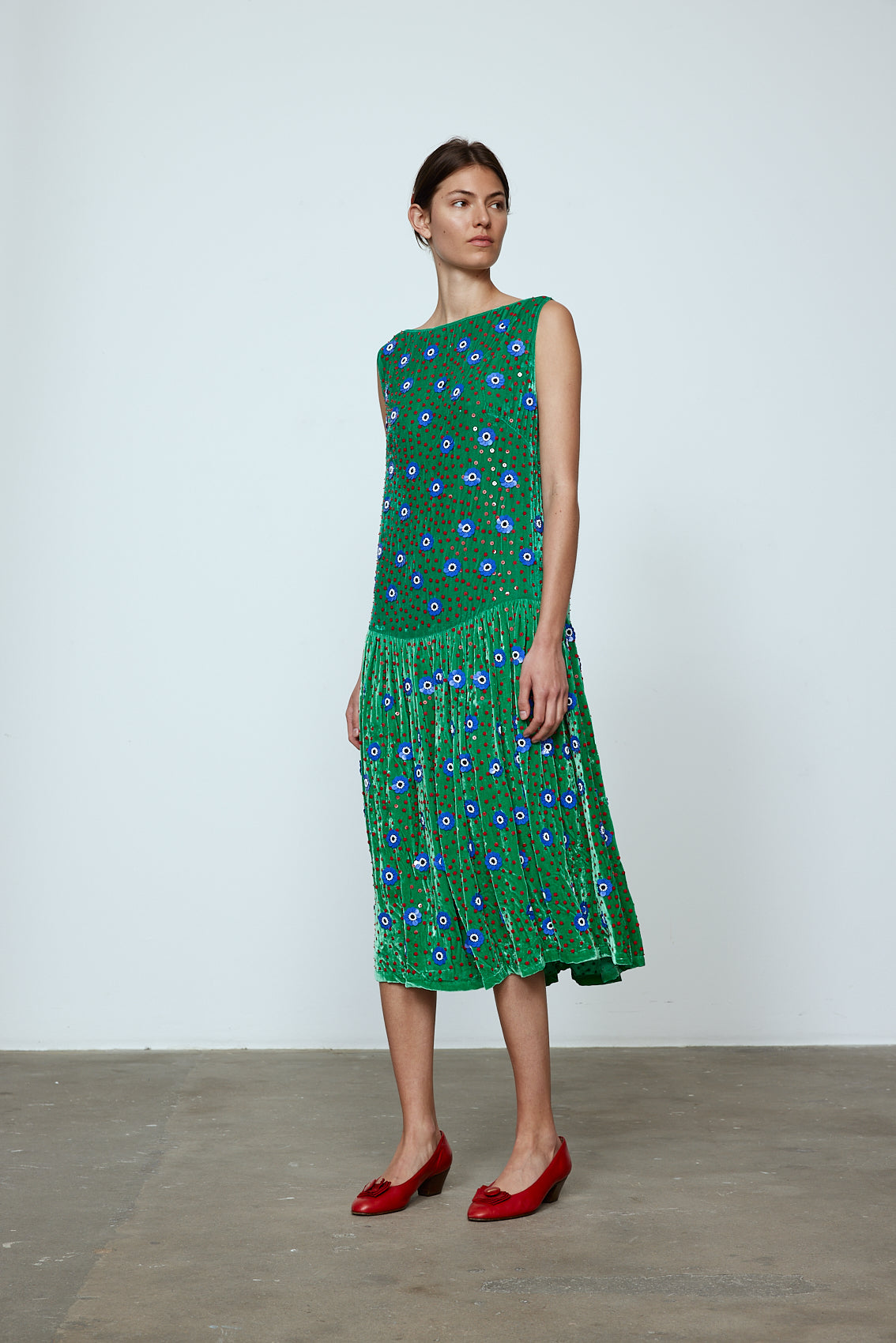 The Sonya Dress is an oversized style with a high neckline and deep back with large bow detail. The dress is made of luxuriously heavy emerald silk velvet with hand-embroidered beaded details. Material: 20% silk, 80% viscose. Beading: 100% Polyester. The model is 179cm (5'10") and wears size S.