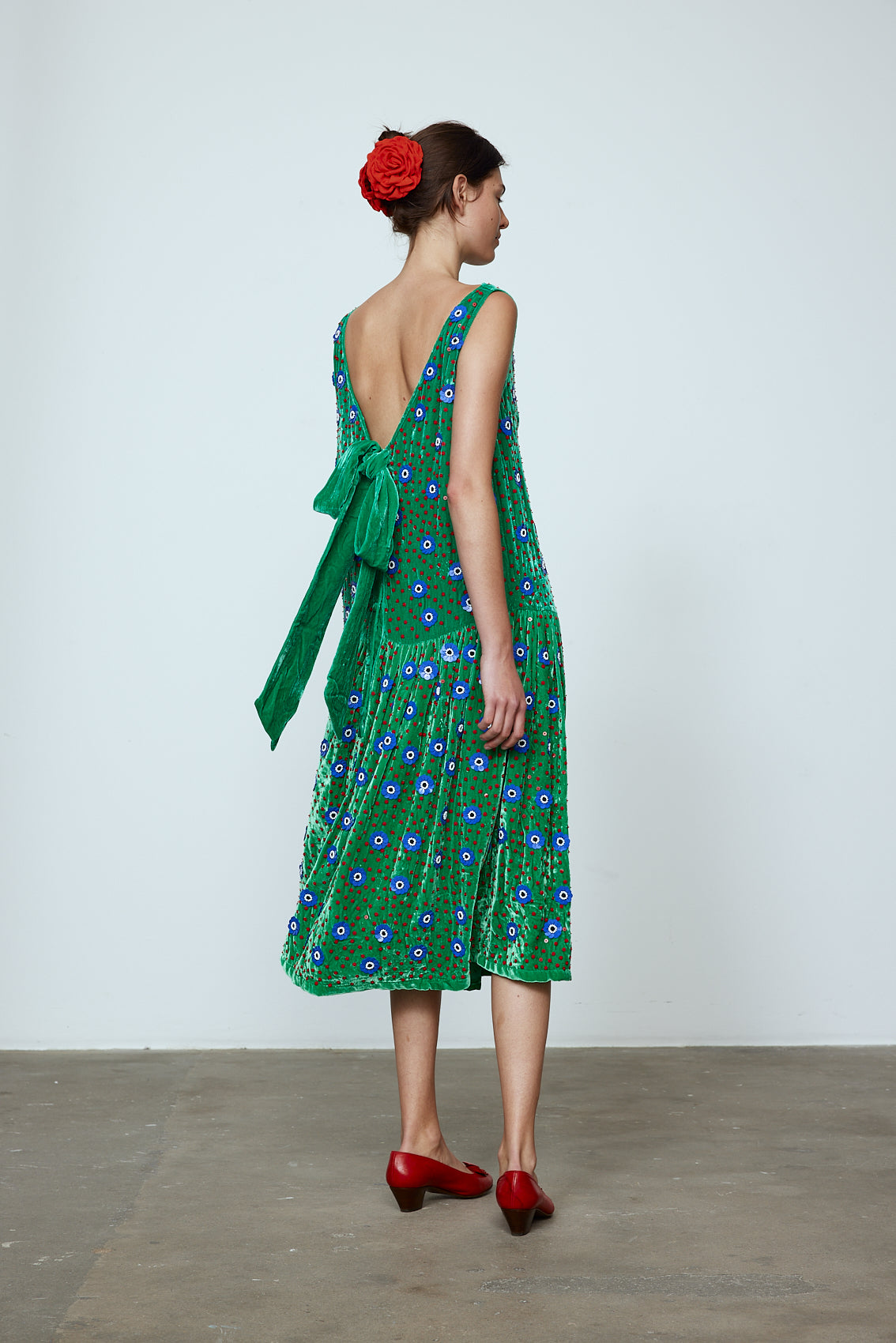 The Sonya Dress is an oversized style with a high neckline and deep back with large bow detail. The dress is made of luxuriously heavy emerald silk velvet with hand-embroidered beaded details. Material: 20% silk, 80% viscose. Beading: 100% Polyester. The model is 179cm (5'10") and wears size S.