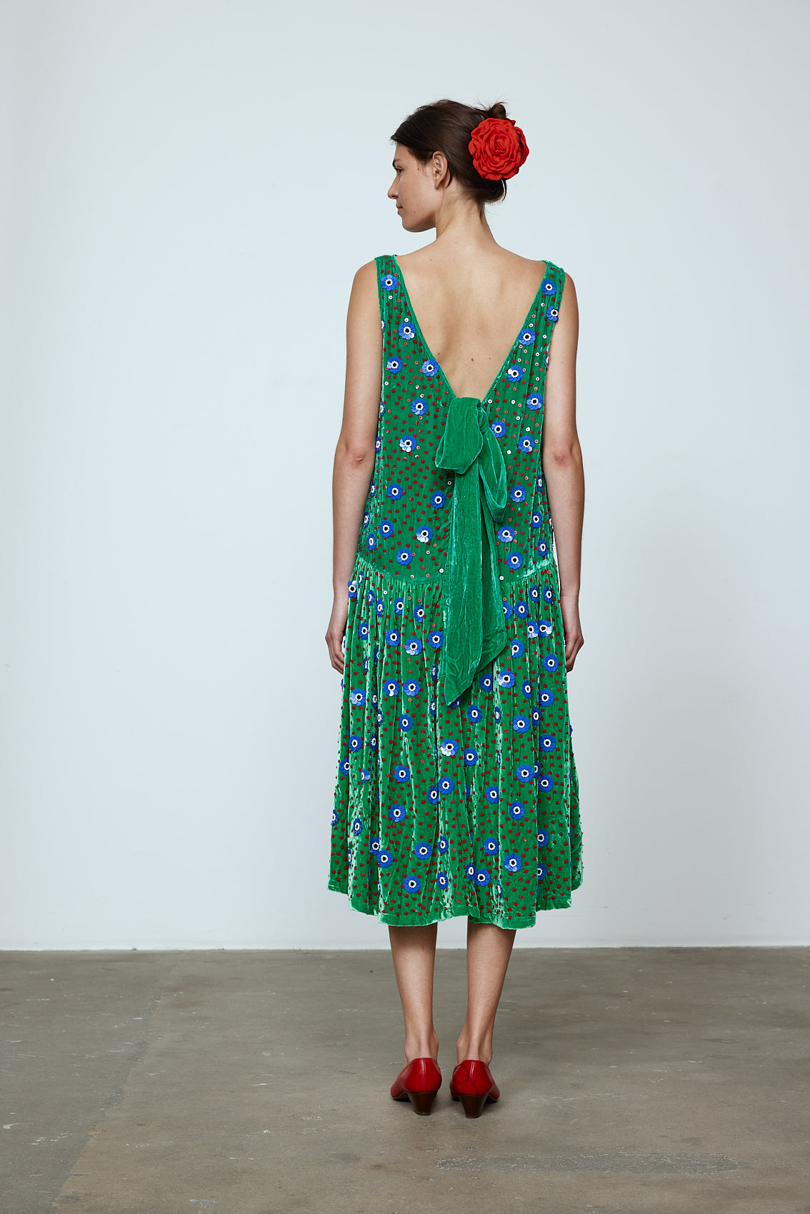 The Sonya Dress is an oversized style with a high neckline and deep back with large bow detail. The dress is made of luxuriously heavy emerald silk velvet with hand-embroidered beaded details. Material: 20% silk, 80% viscose. Beading: 100% Polyester. The model is 179cm (5'10") and wears size S.