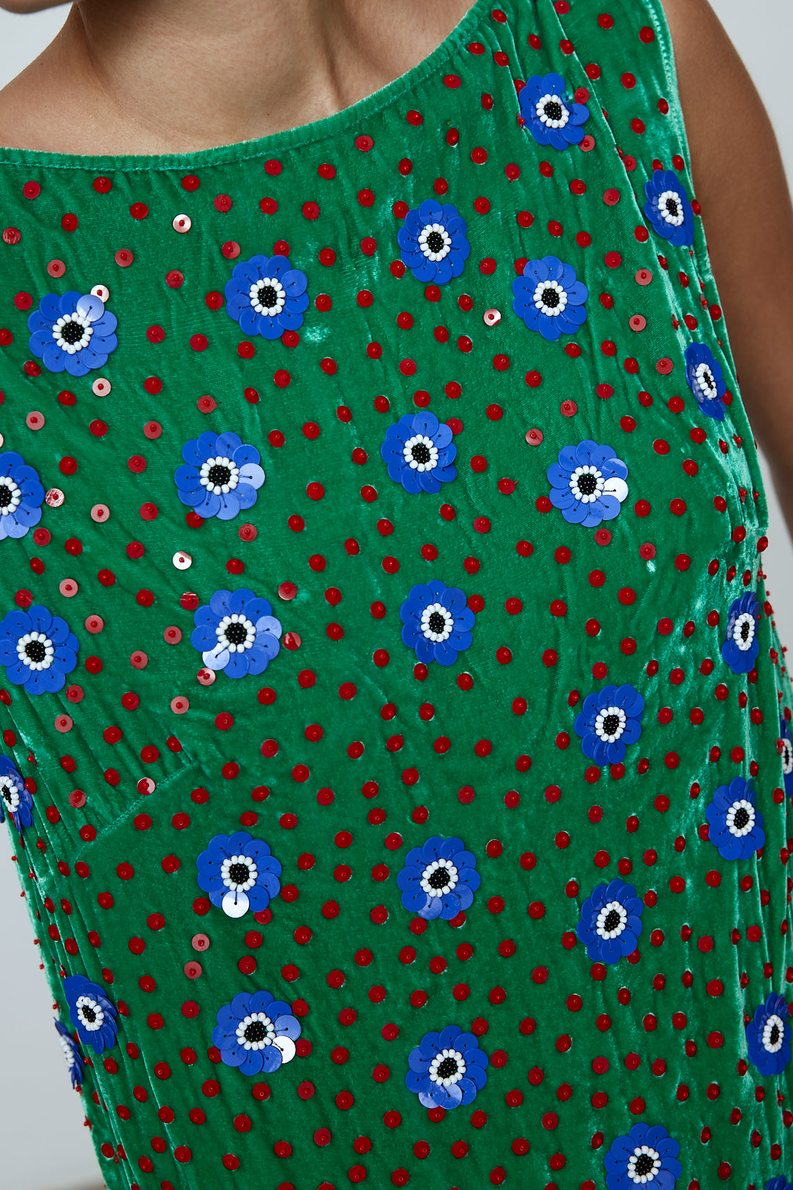 The Sonya Dress is an oversized style with a high neckline and deep back with large bow detail. The dress is made of luxuriously heavy emerald silk velvet with hand-embroidered beaded details. Material: 20% silk, 80% viscose. Beading: 100% Polyester. The model is 179cm (5'10") and wears size S.
