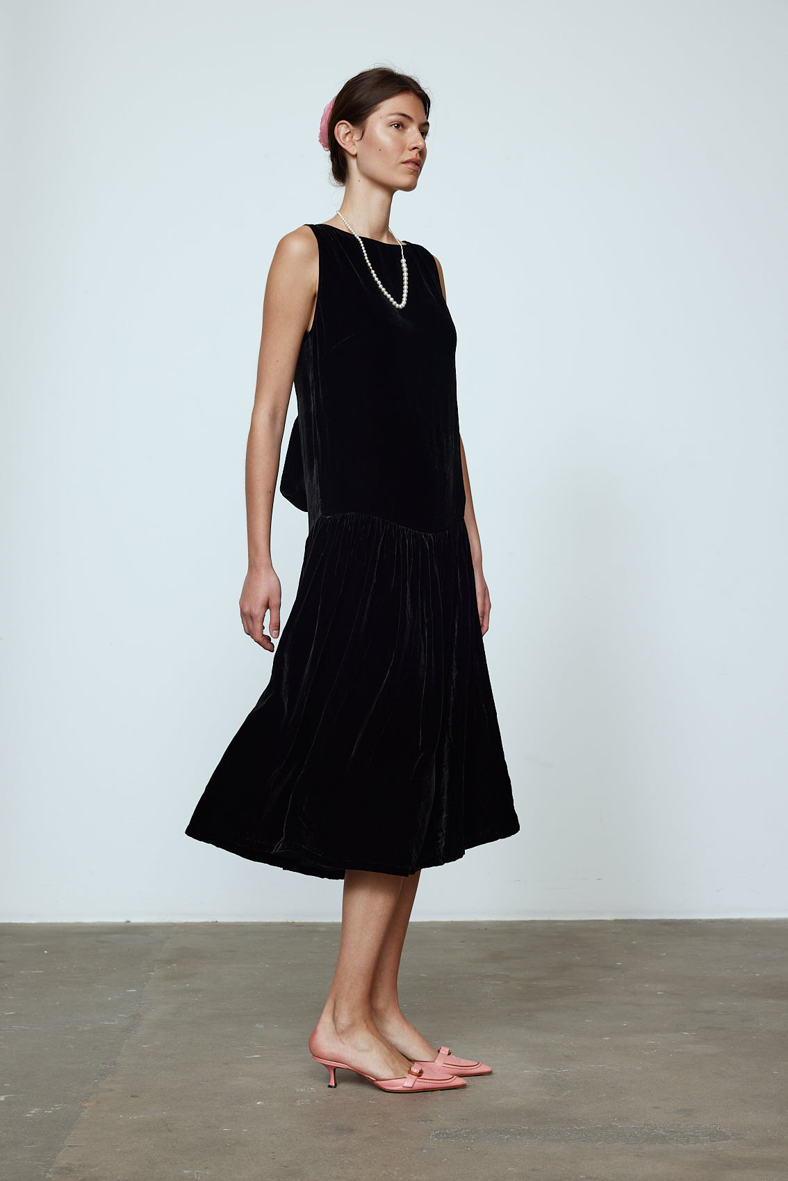 The Sonya Dress is an oversized style with a high neckline and deep back with large bow detail. The dress is made of luxuriously heavy black silk velvet. Style it with a belt or on its own. Material: 20% silk, 80% viscose. The model is 179cm (5'10") and wears size S.