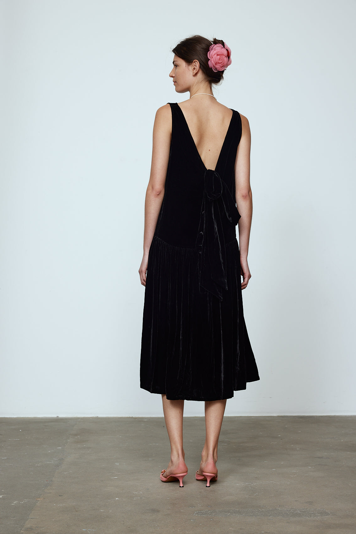 The Sonya Dress is an oversized style with a high neckline and deep back with large bow detail. The dress is made of luxuriously heavy black silk velvet. Style it with a belt or on its own. Material: 20% silk, 80% viscose. The model is 179cm (5'10") and wears size S.