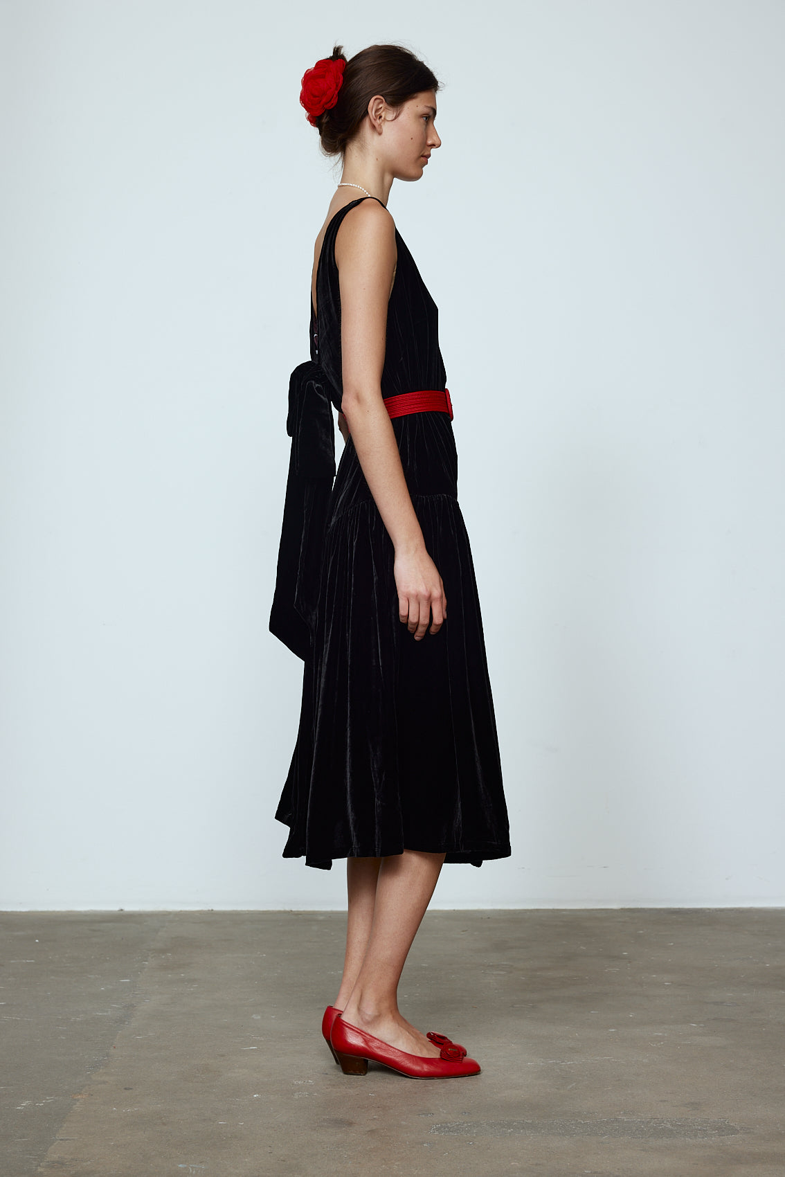 The Sonya Dress is an oversized style with a high neckline and deep back with large bow detail. The dress is made of luxuriously heavy black silk velvet. Style it with a belt or on its own. Material: 20% silk, 80% viscose. The model is 179cm (5'10") and wears size S.