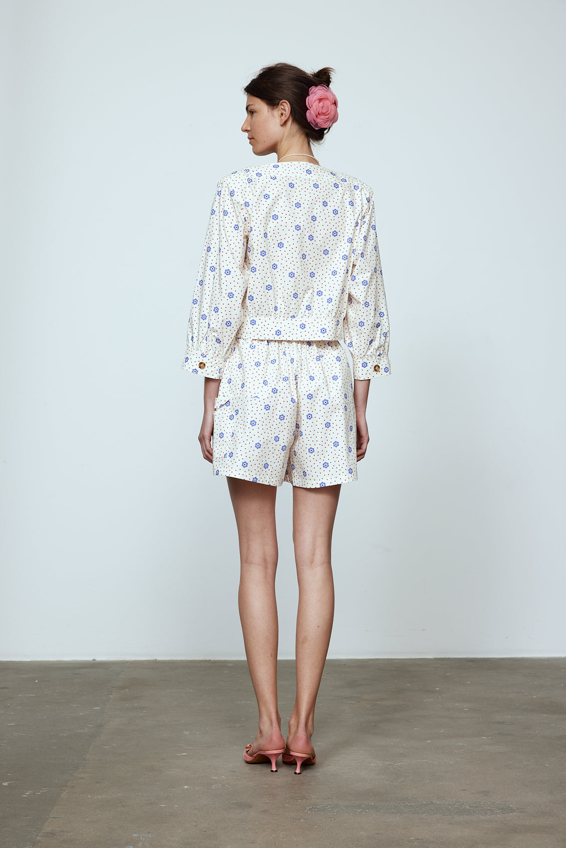 The Hannah shorts are loose-fitted poplin-style shorts with an elastic band. Style it with a matching Hannah shirt or a t-shirt. Material: 100% cotton. The model is 179cm (5'10") and wears size S.