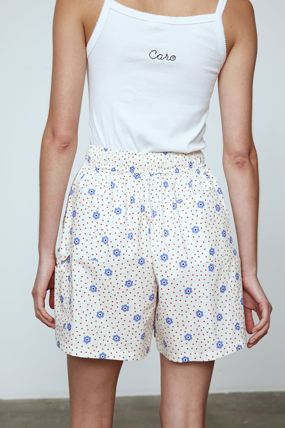 The Hannah shorts are loose-fitted poplin-style shorts with an elastic band. Style it with a matching Hannah shirt or a t-shirt. Material: 100% cotton. The model is 179cm (5'10") and wears size S.