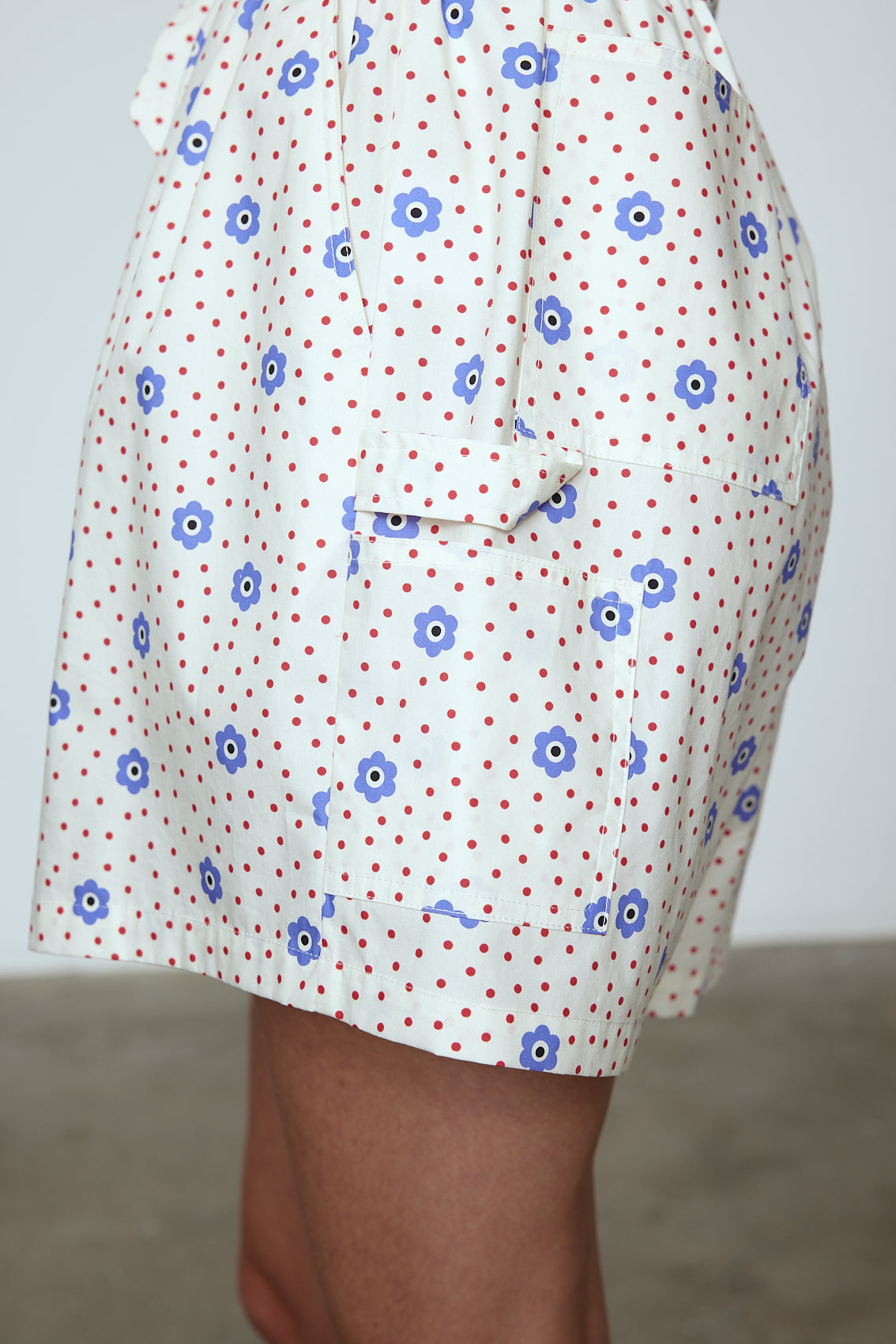 The Hannah shorts are loose-fitted poplin-style shorts with an elastic band. Style it with a matching Hannah shirt or a t-shirt. Material: 100% cotton. The model is 179cm (5'10") and wears size S.