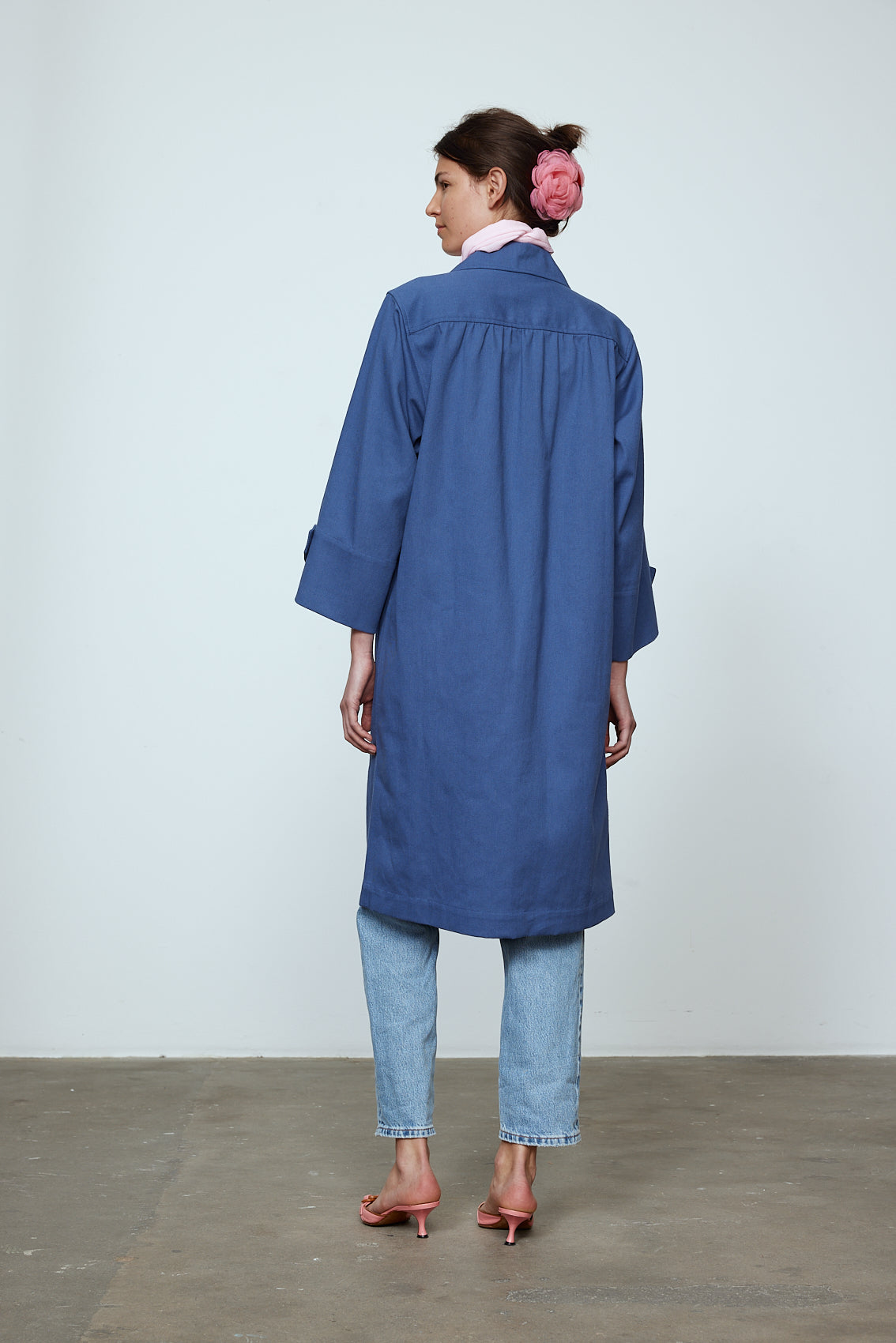 The Anna Coat in French Blue Canvas. The jacket is inspired by vintage work-wear with wide sleeves, cuffs, and button closing on the front. Material: 100% cotton.