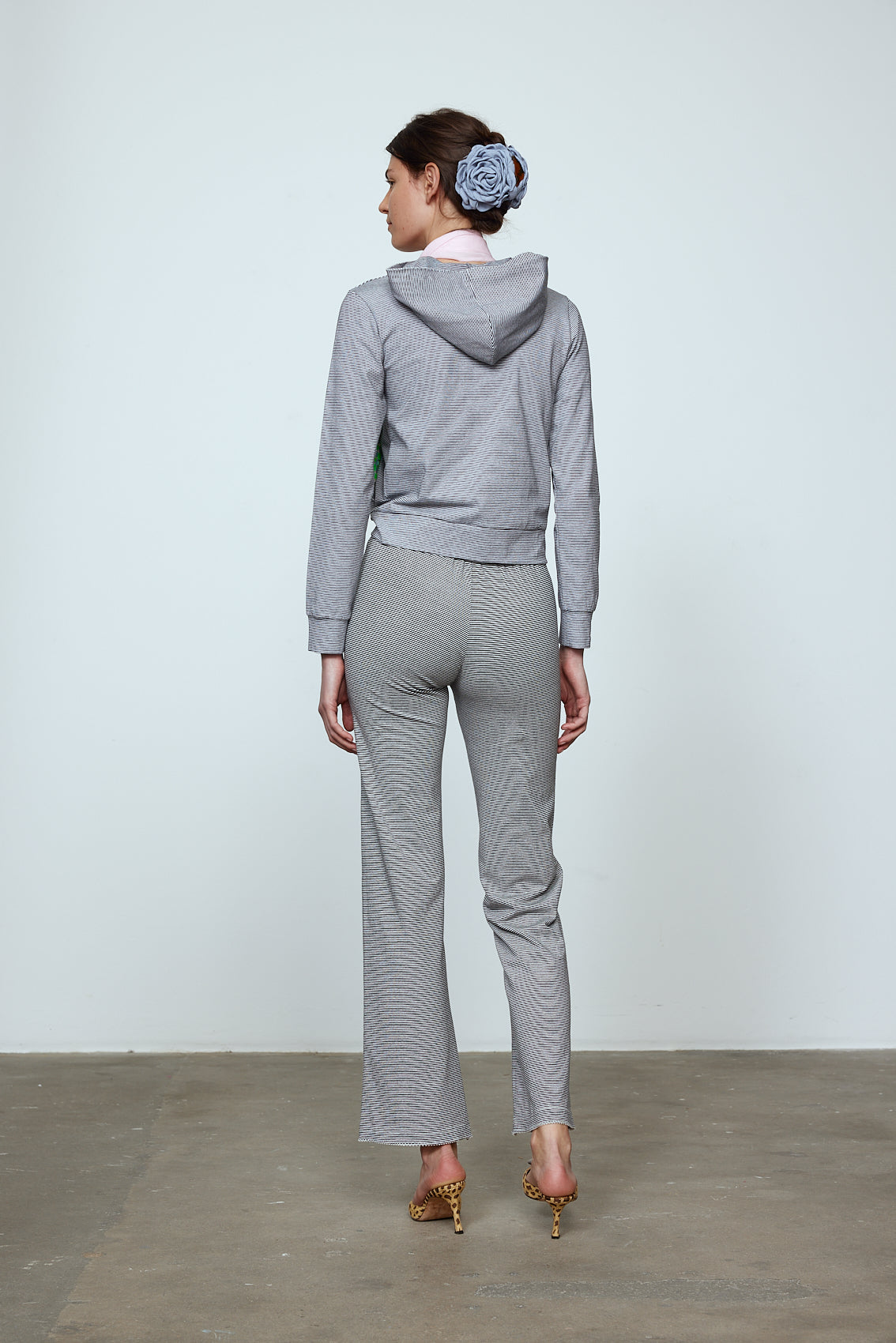 Caro Editions' new signature line in jersey cotton. The Caro PJ Leggings are slightly fitted with a ribbon bow detail at the front. Also available in Red White stripe. Style the Caro PJ leggings under shirts, dresses, or with a matching top. Material: 95% cotton, 5% elastane. Bow: 100% Polyester. The model is 179cm (5'10") and wears size S.