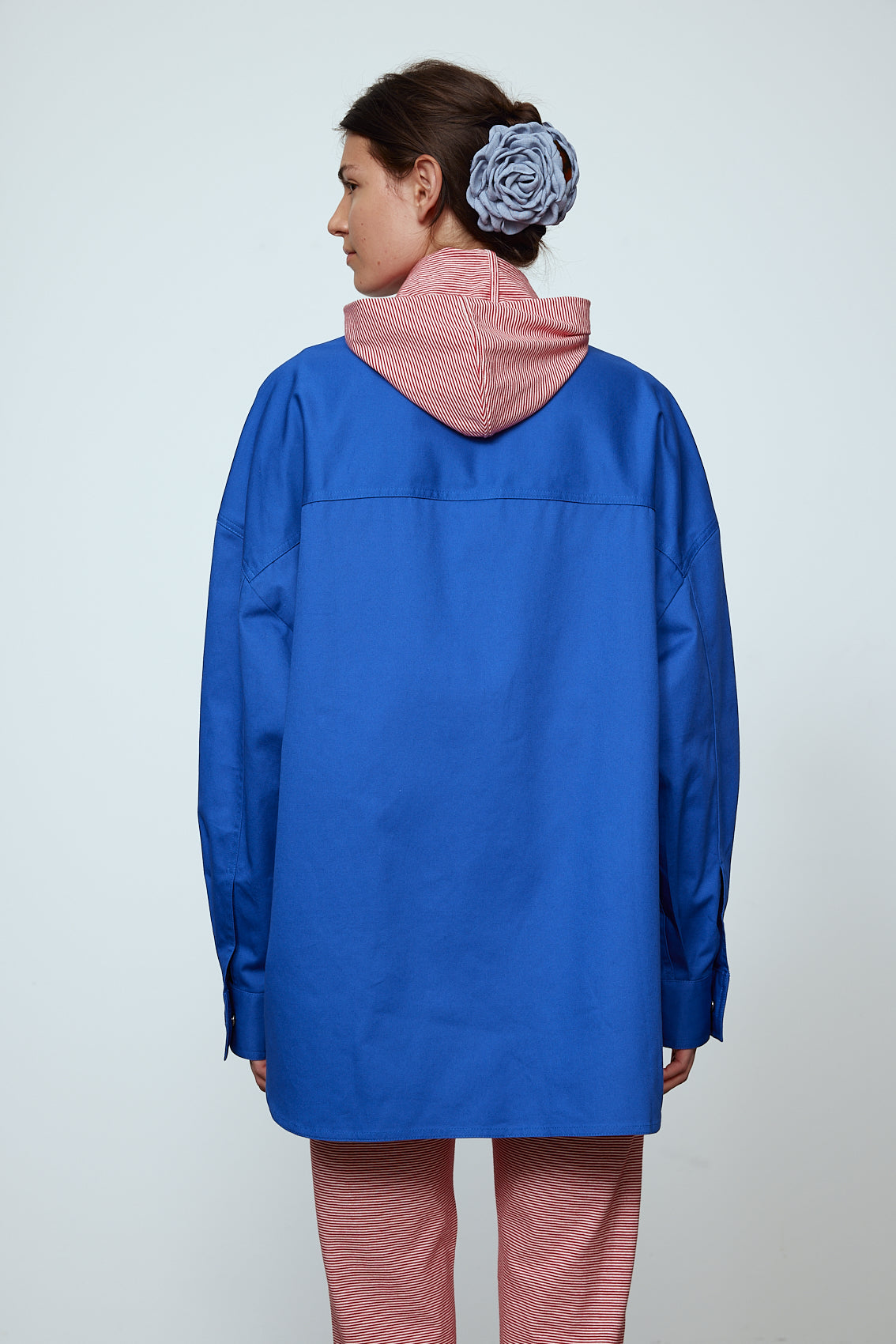 The Frederik Shirt is an oversized cotton style with big sleeves and an embroidered Caro logo on the front. Style it open over a dress, tank top, or t-shirt or buttoned up on its own. Material: 100% cotton. The model is 179cm (5'10") and wears size S. Inspired by Frederik Bille Brahe.