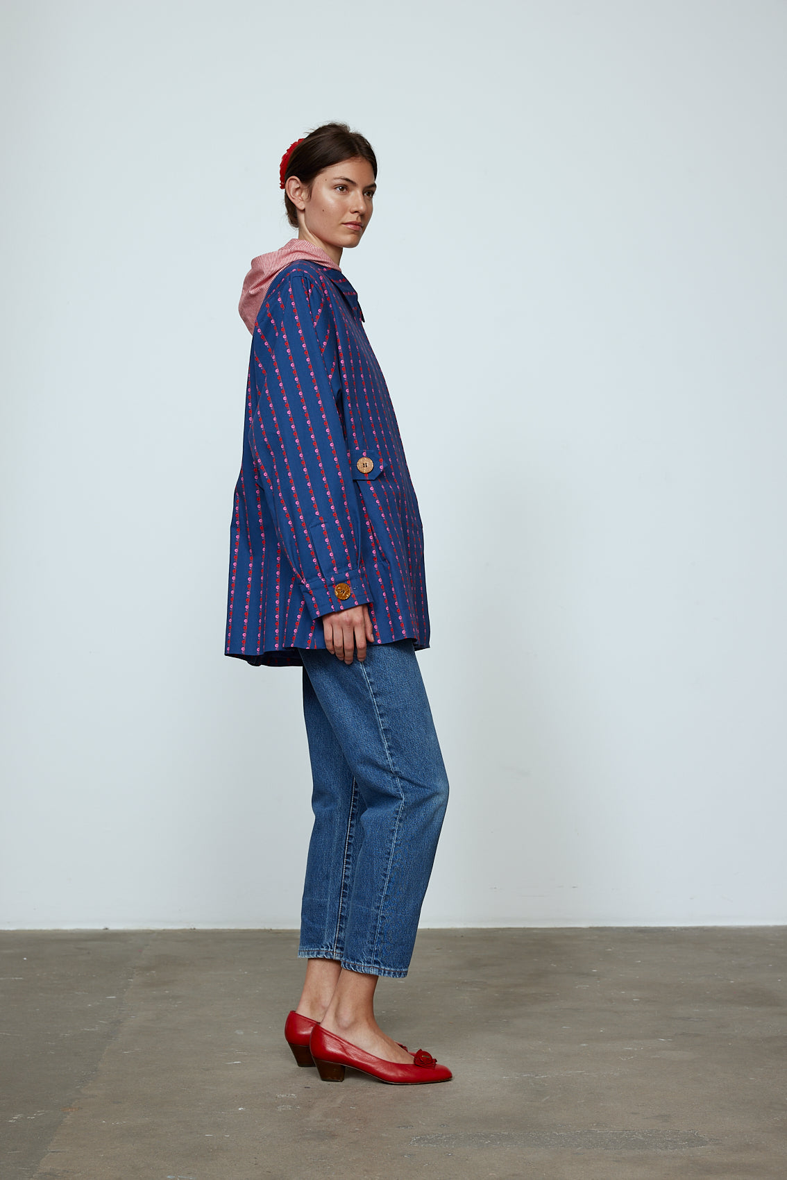 The Ruby Jacket in Navy Flower cotton canvas. A classic Caro Edition style with waist tabs and ornamental buttons. Material: 100% cotton. Lining: 100% viscose.