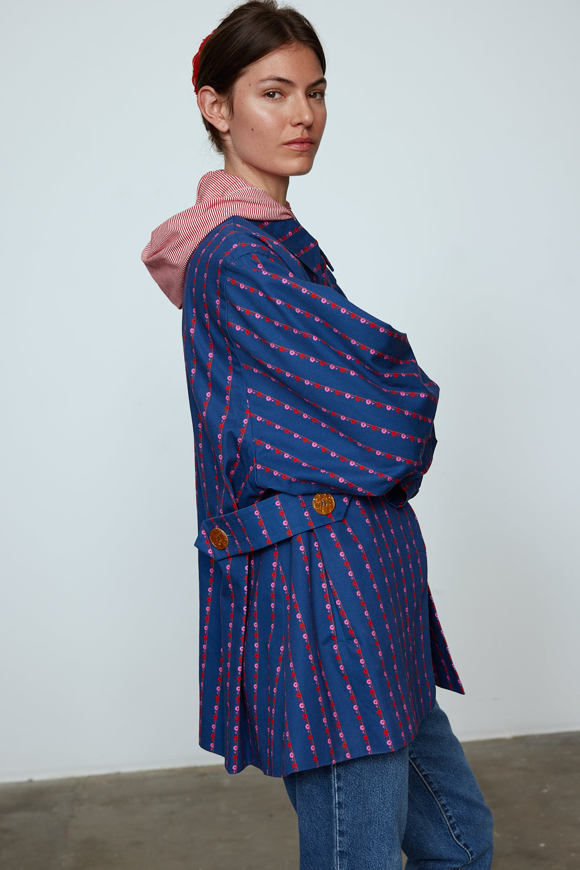 The Ruby Jacket in Navy Flower cotton canvas. A classic Caro Edition style with waist tabs and ornamental buttons. Material: 100% cotton. Lining: 100% viscose.