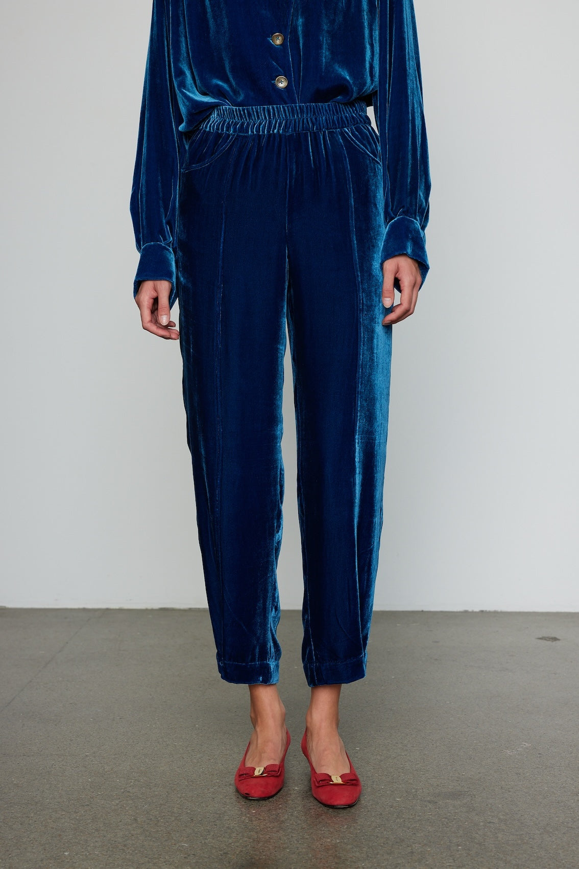 Caro Editions The Bonsai Pants are made in a luxurious silk velvet fabric with a heavy fall and feature an elastic band at the top. Style them slightly pulled up to reveal the ankles, together with a matching Bonsai Shirt in Silk Velvet for parties, dinners, and special occasions. Material: 80% Viscose, 20% Silk.
