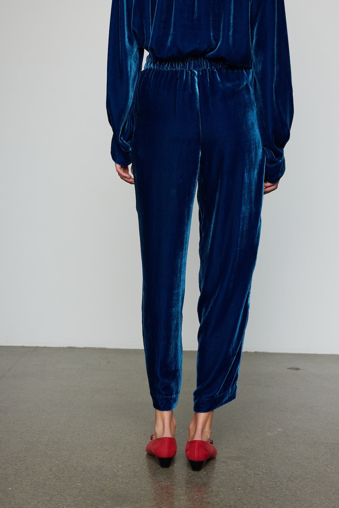 Caro Editions The Bonsai Pants are made in a luxurious silk velvet fabric with a heavy fall and feature an elastic band at the top. Style them slightly pulled up to reveal the ankles, together with a matching Bonsai Shirt in Silk Velvet for parties, dinners, and special occasions. Material: 80% Viscose, 20% Silk.
