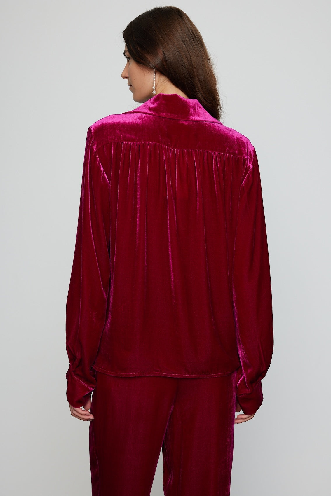 Caro Editions Bonsai Shirt is made in a luxurious silk velvet fabric with a heavy fall. The Shirt features long draped sleeves, a deep-cut oversized shirt collar, and buttons on the front. Style it with jeans and a colorful belt, or match it with matching Bonsai Pants in Silk Velvet for parties, dinners, and special occasions. Material: 80% Viscose, 20% Silk.