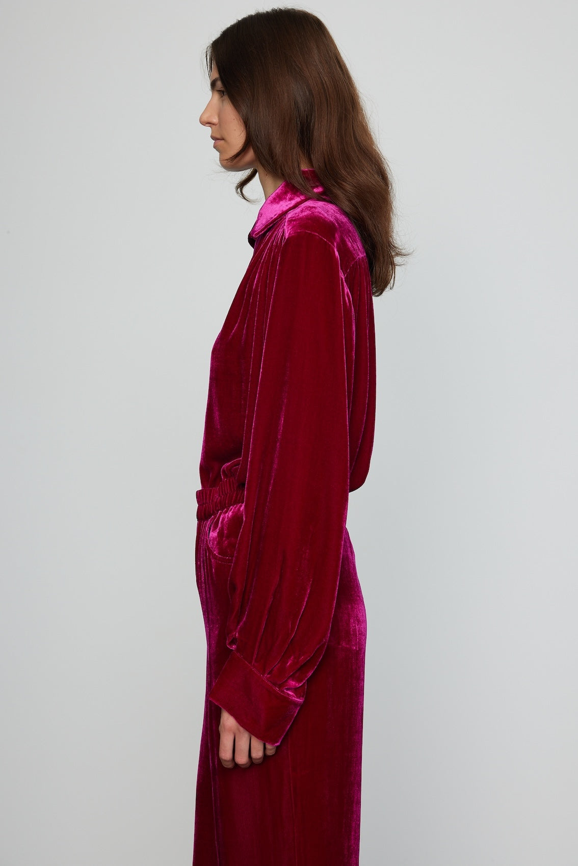 Caro Editions Bonsai Shirt is made in a luxurious silk velvet fabric with a heavy fall. The Shirt features long draped sleeves, a deep-cut oversized shirt collar, and buttons on the front. Style it with jeans and a colorful belt, or match it with matching Bonsai Pants in Silk Velvet for parties, dinners, and special occasions. Material: 80% Viscose, 20% Silk.