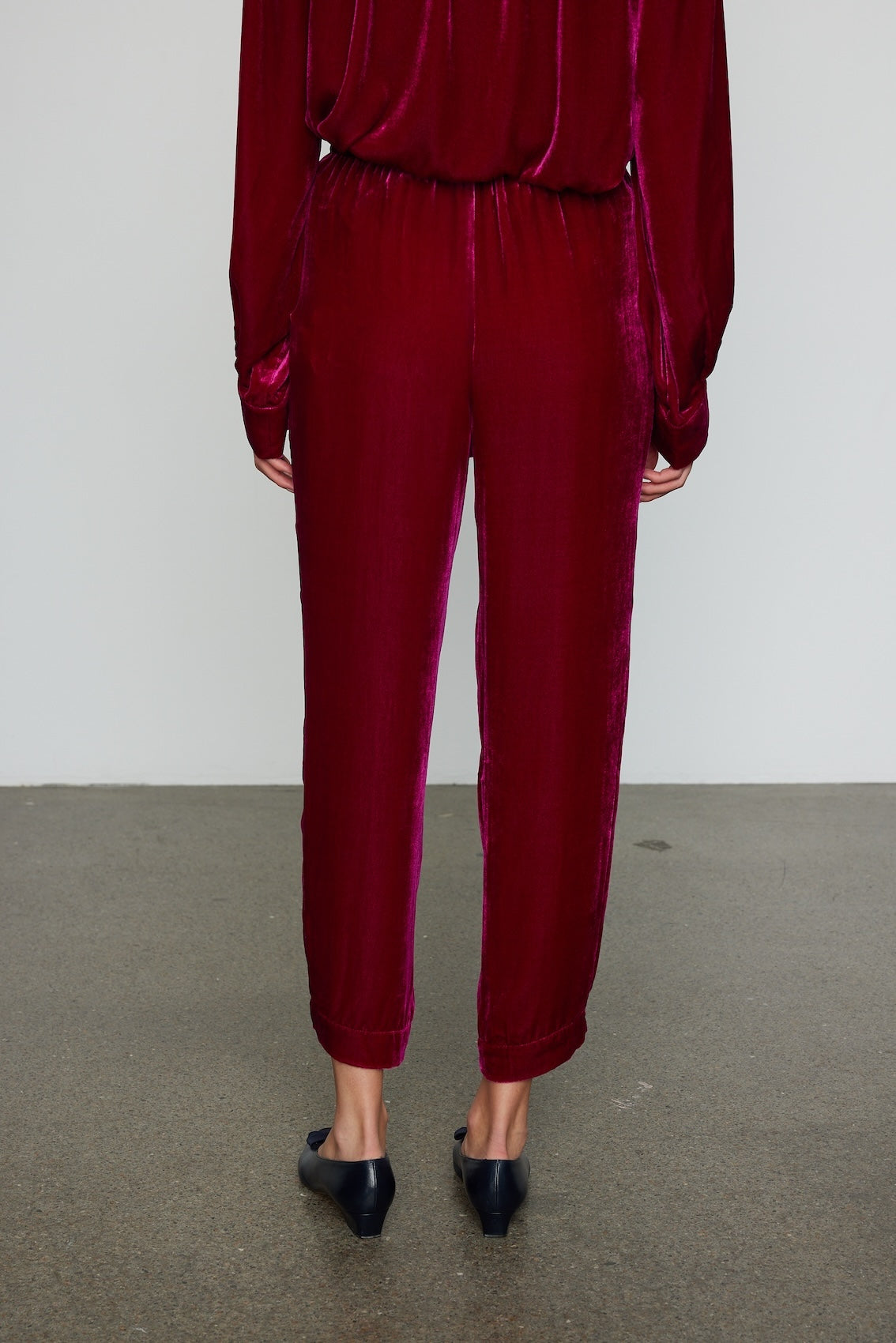 Caro Editions The Bonsai Pants are made in a luxurious silk velvet fabric with a heavy fall and feature an elastic band at the top. Style them slightly pulled up to reveal the ankles, together with a matching Bonsai Shirt in Silk Velvet for parties, dinners, and special occasions. Material: 80% Viscose, 20% Silk.
