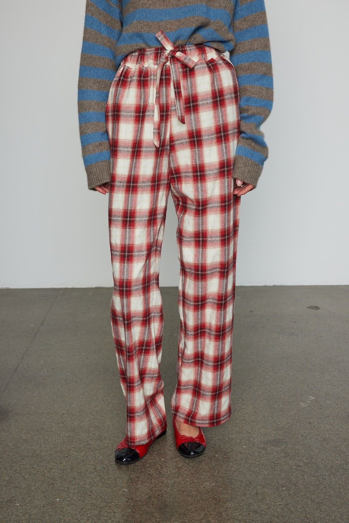 Caro Editions Hannah Pants are loose-fitted cotton flannel pants. The pants feature back pockets and cargo details on the side. Style them with the matching Hannah Shirt or a classic t-shirt.
