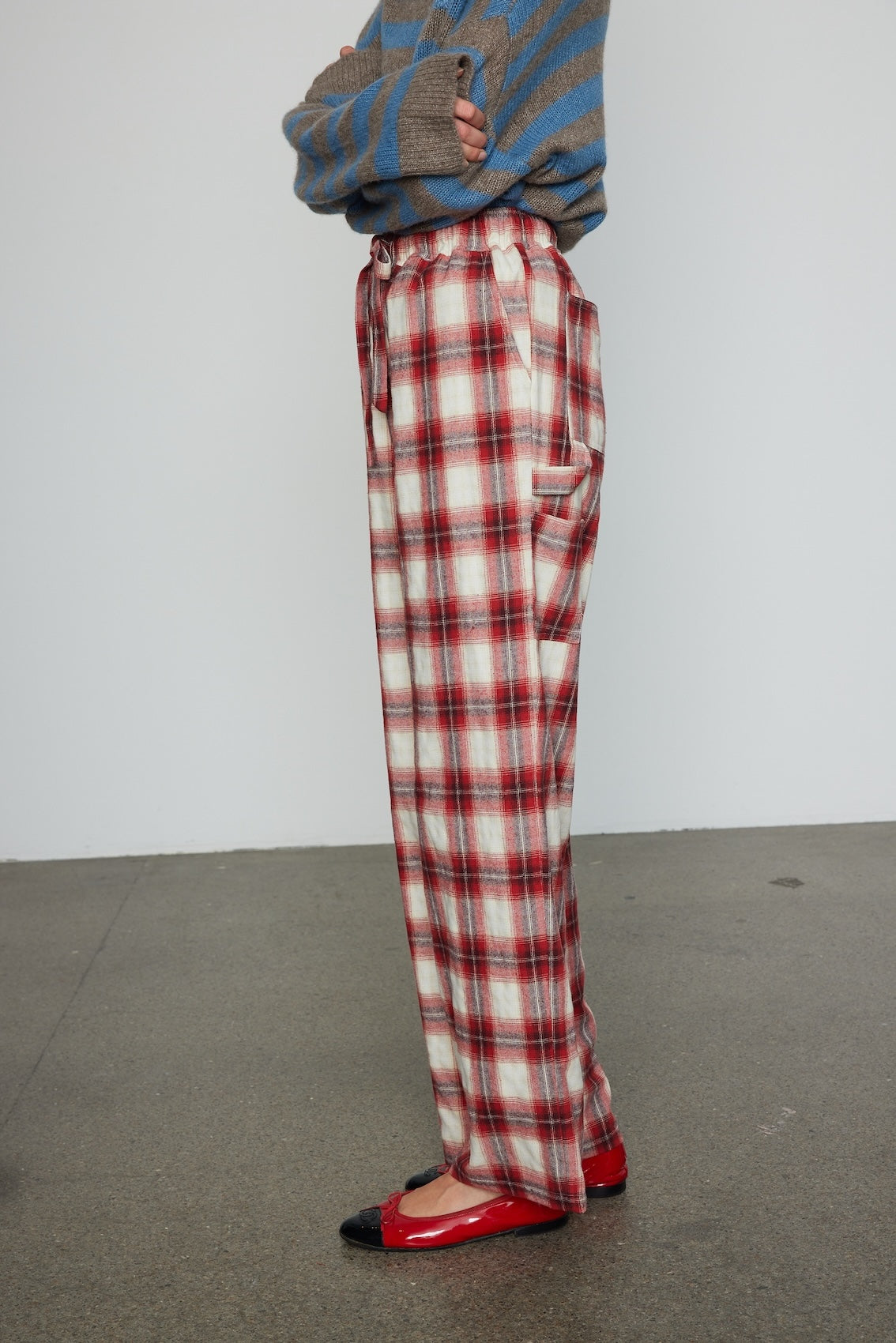 Caro Editions Hannah Pants are loose-fitted cotton flannel pants. The pants feature back pockets and cargo details on the side. Style them with the matching Hannah Shirt or a classic t-shirt.