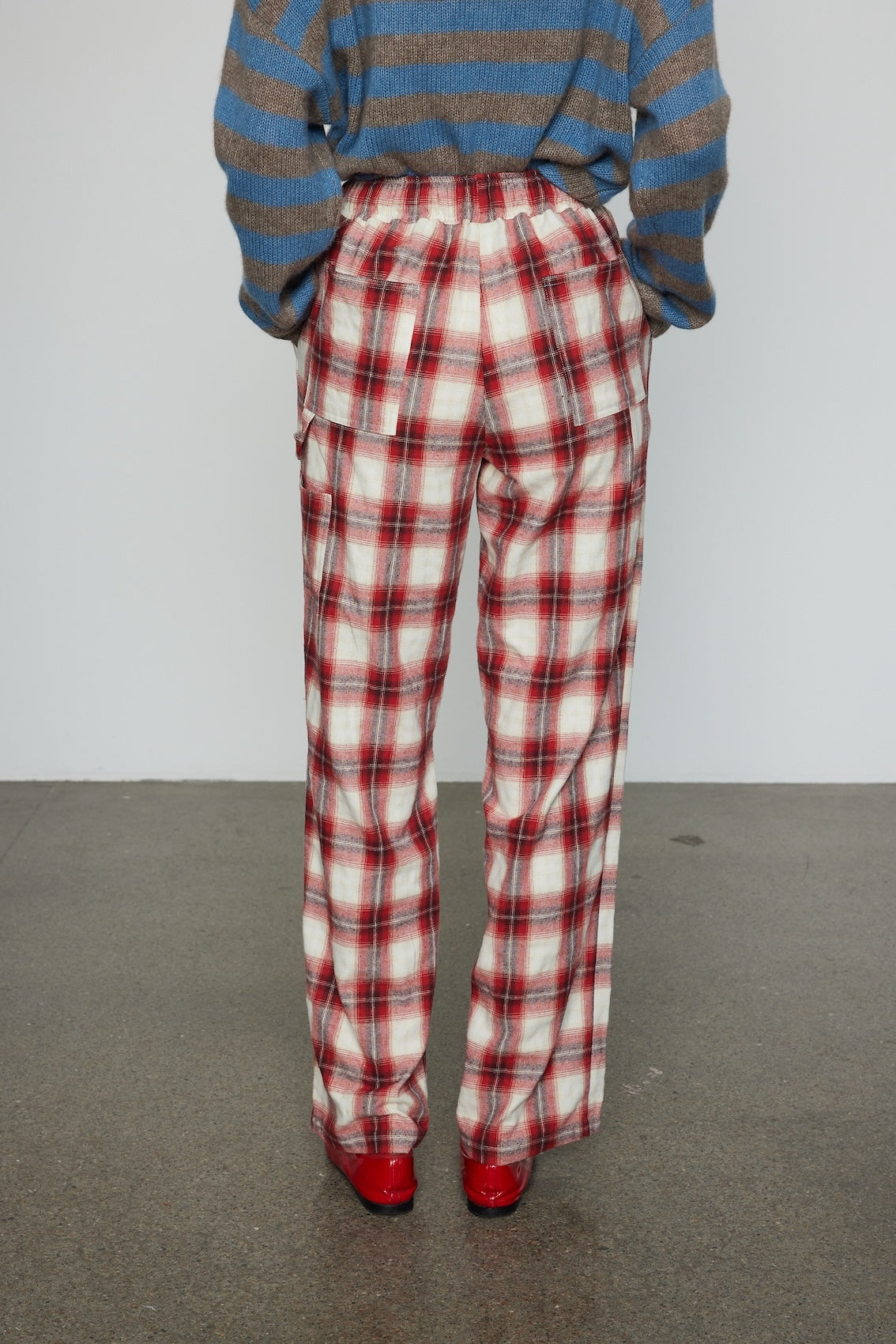 Caro Editions Hannah Pants are loose-fitted cotton flannel pants. The pants feature back pockets and cargo details on the side. Style them with the matching Hannah Shirt or a classic t-shirt.