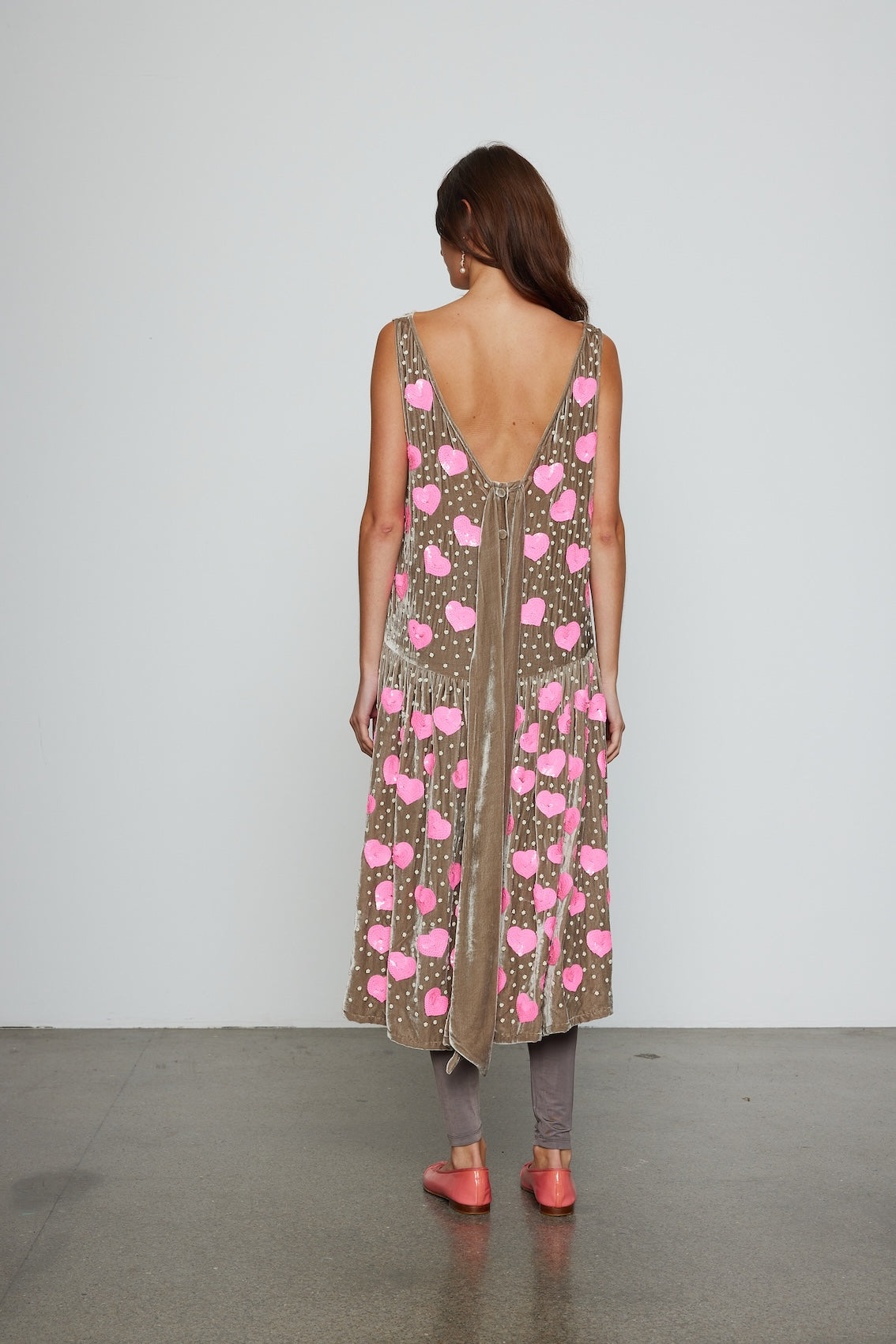 Caro Editions Sonya Dress is an oversized style with a high neckline and low back featuring a large bow detail. Style it with an open shirt or denim jacket. Material: 80% Viscose, 20% Silk, Beading : Polyester&Glass