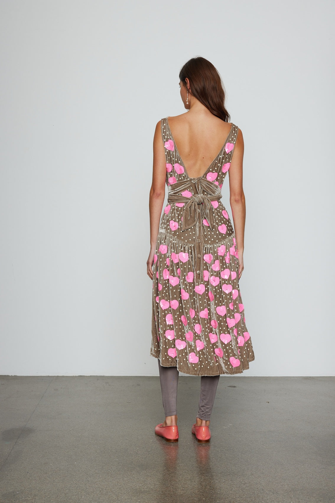Caro Editions Sonya Dress is an oversized style with a high neckline and low back featuring a large bow detail. Style it with an open shirt or denim jacket. Material: 80% Viscose, 20% Silk, Beading : Polyester&Glass