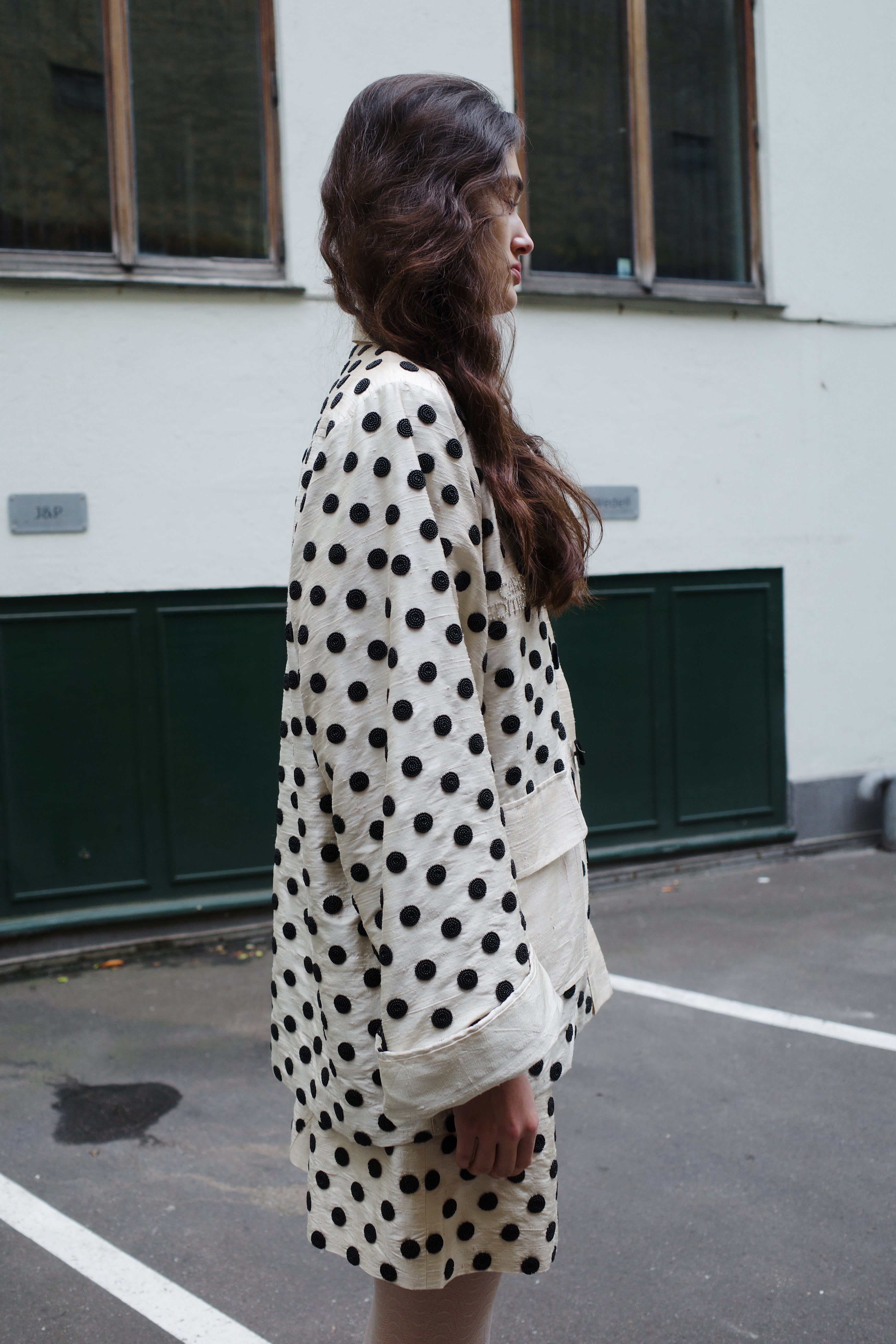 SHORT ANNA COAT SILK WHITE - BLACK DOTS