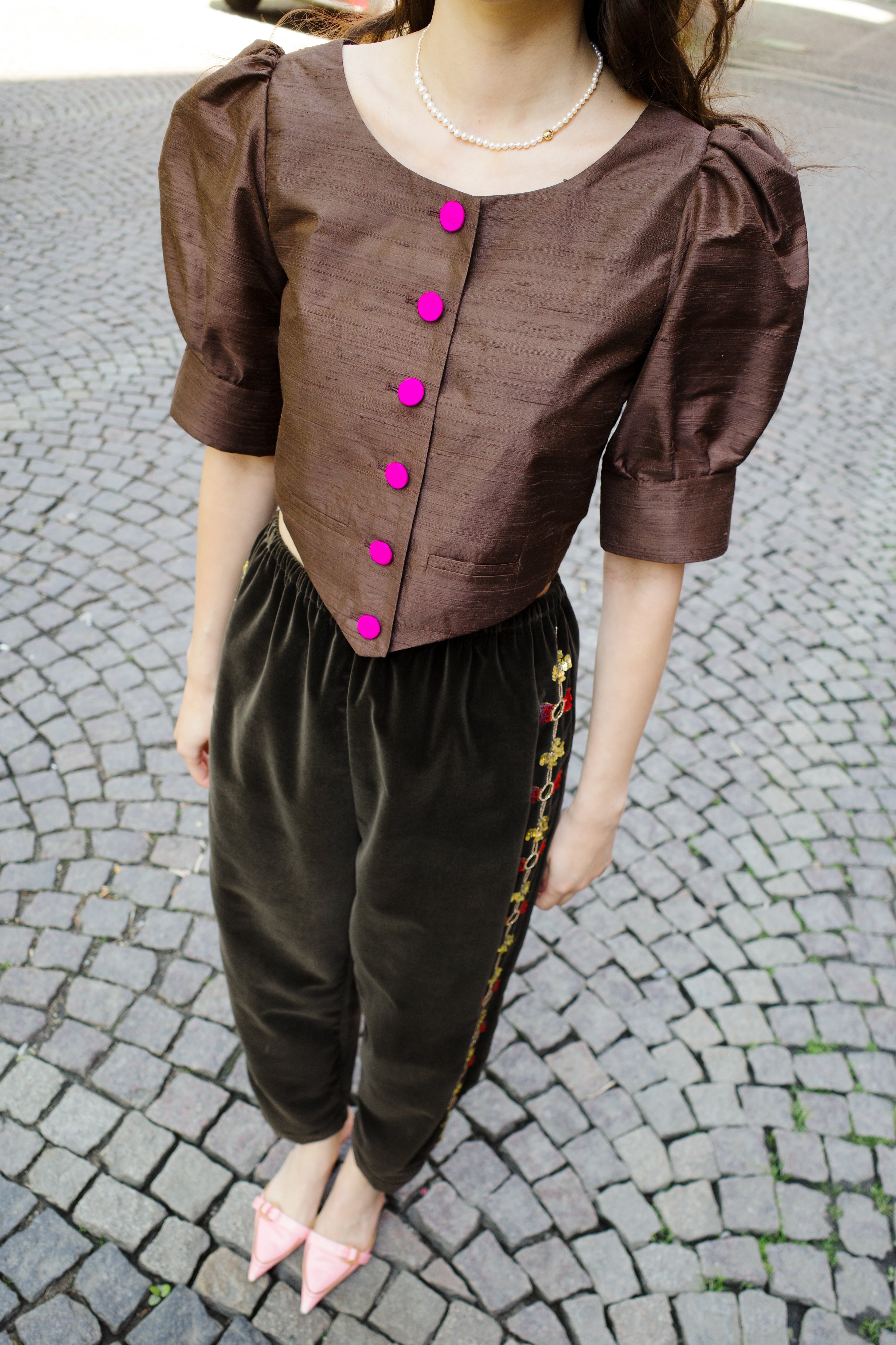 Laura Blouse Silk Brown w. Pink Buttons