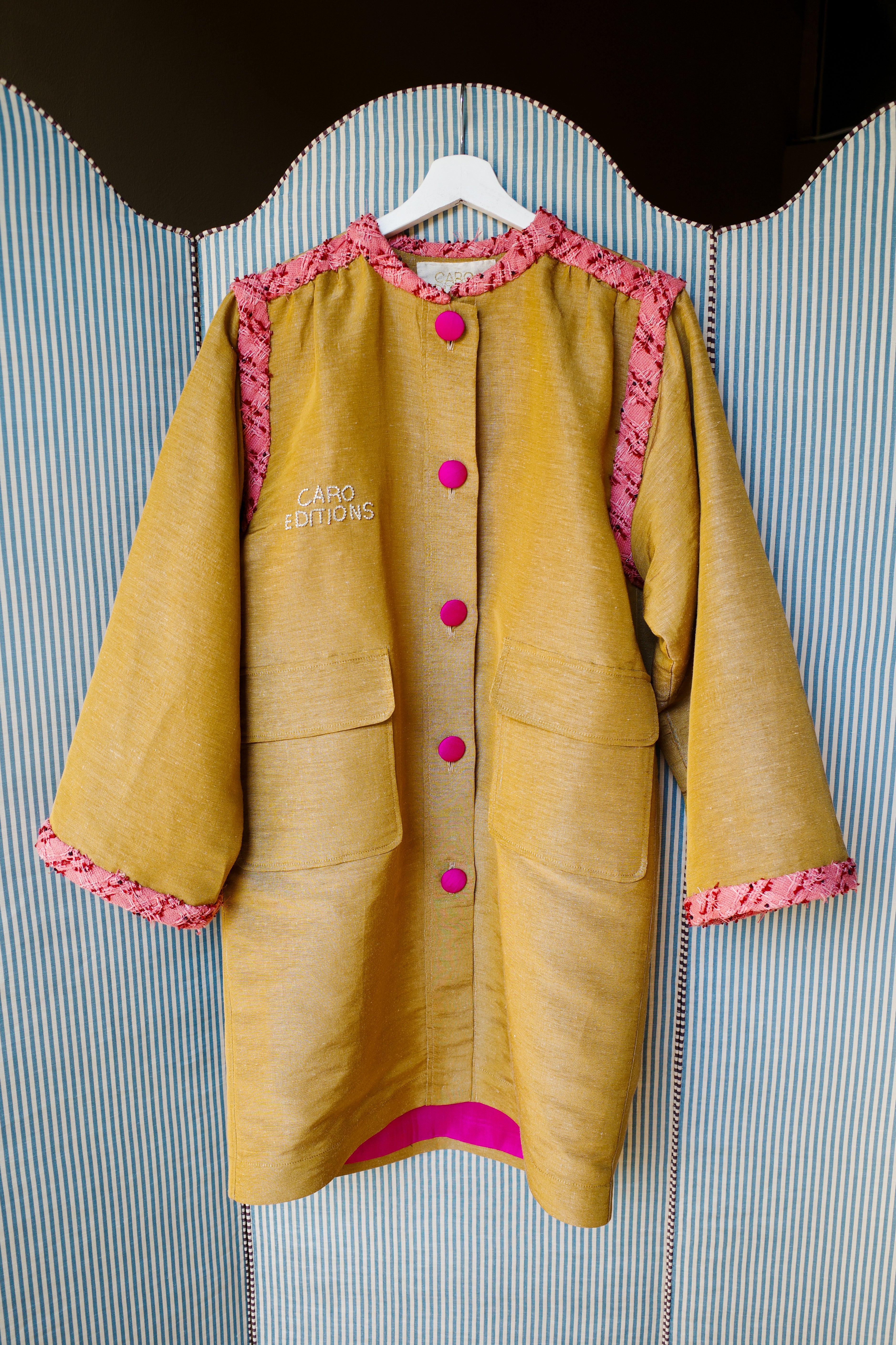 Anna Coat Lady With Hat Tapet Cafe Rust