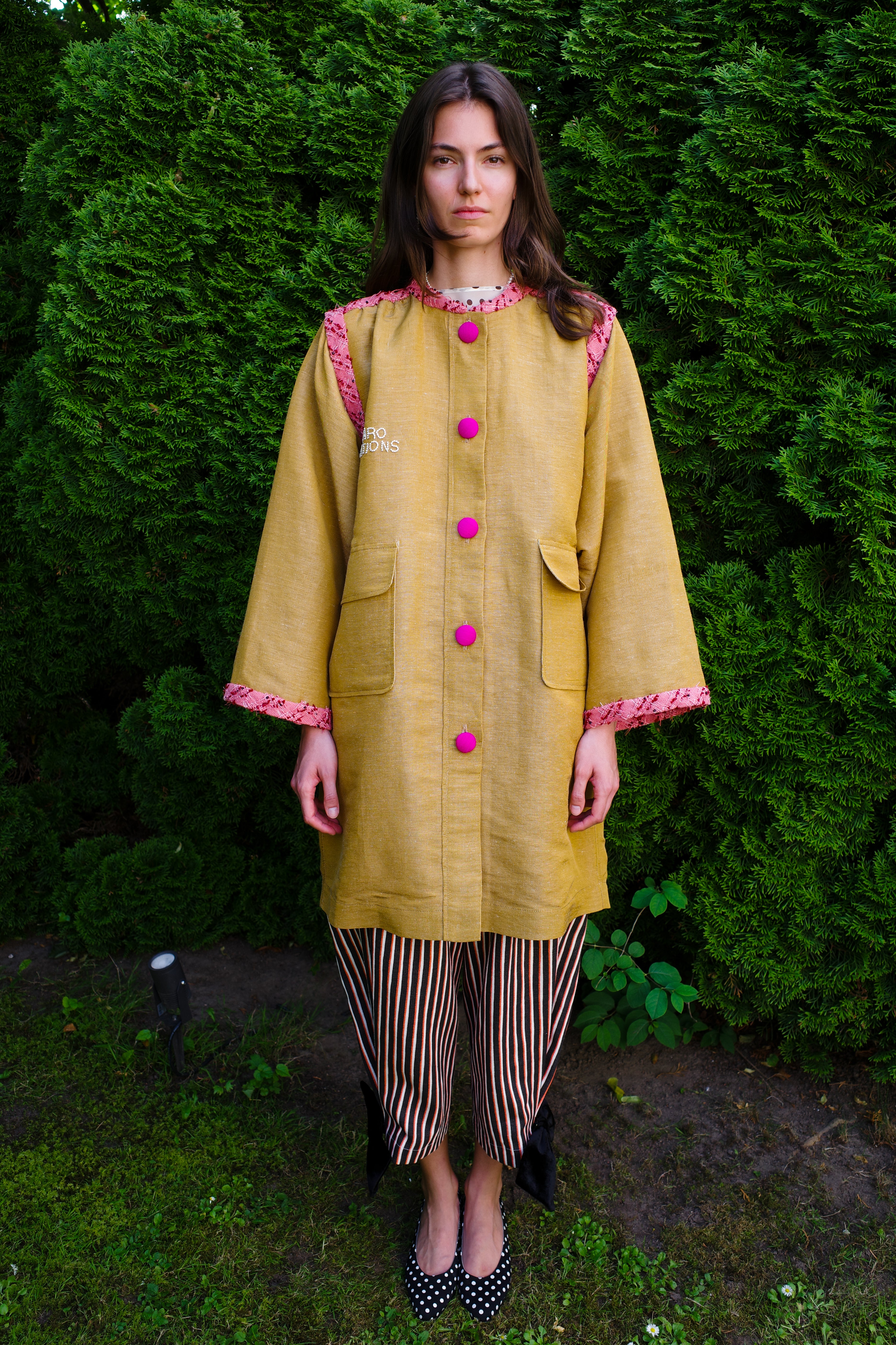 Anna Coat Lady With Hat Tapet Cafe Rust