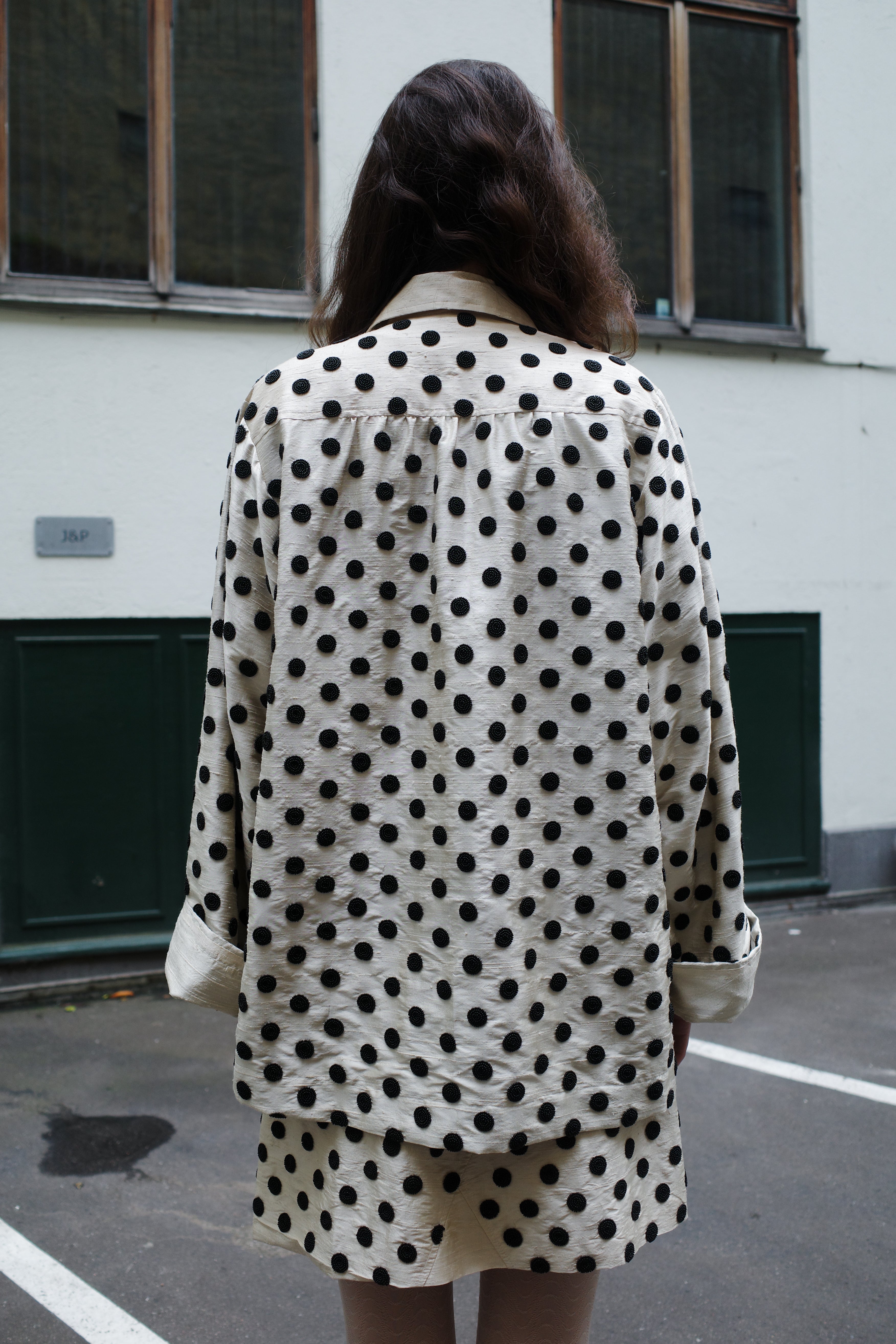 SHORT ANNA COAT SILK WHITE - BLACK DOTS