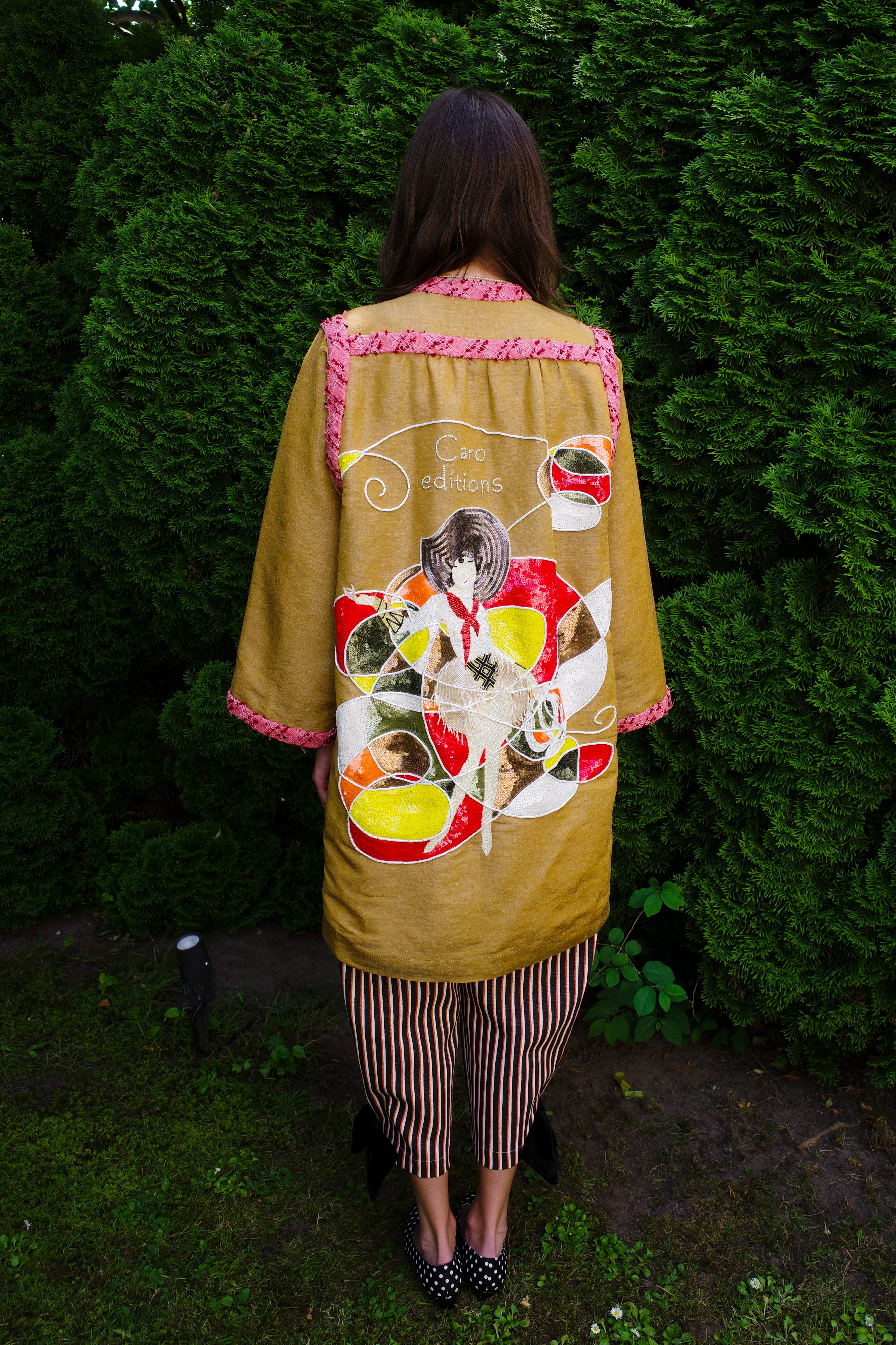 Anna Coat Lady With Hat Tapet Cafe Rust