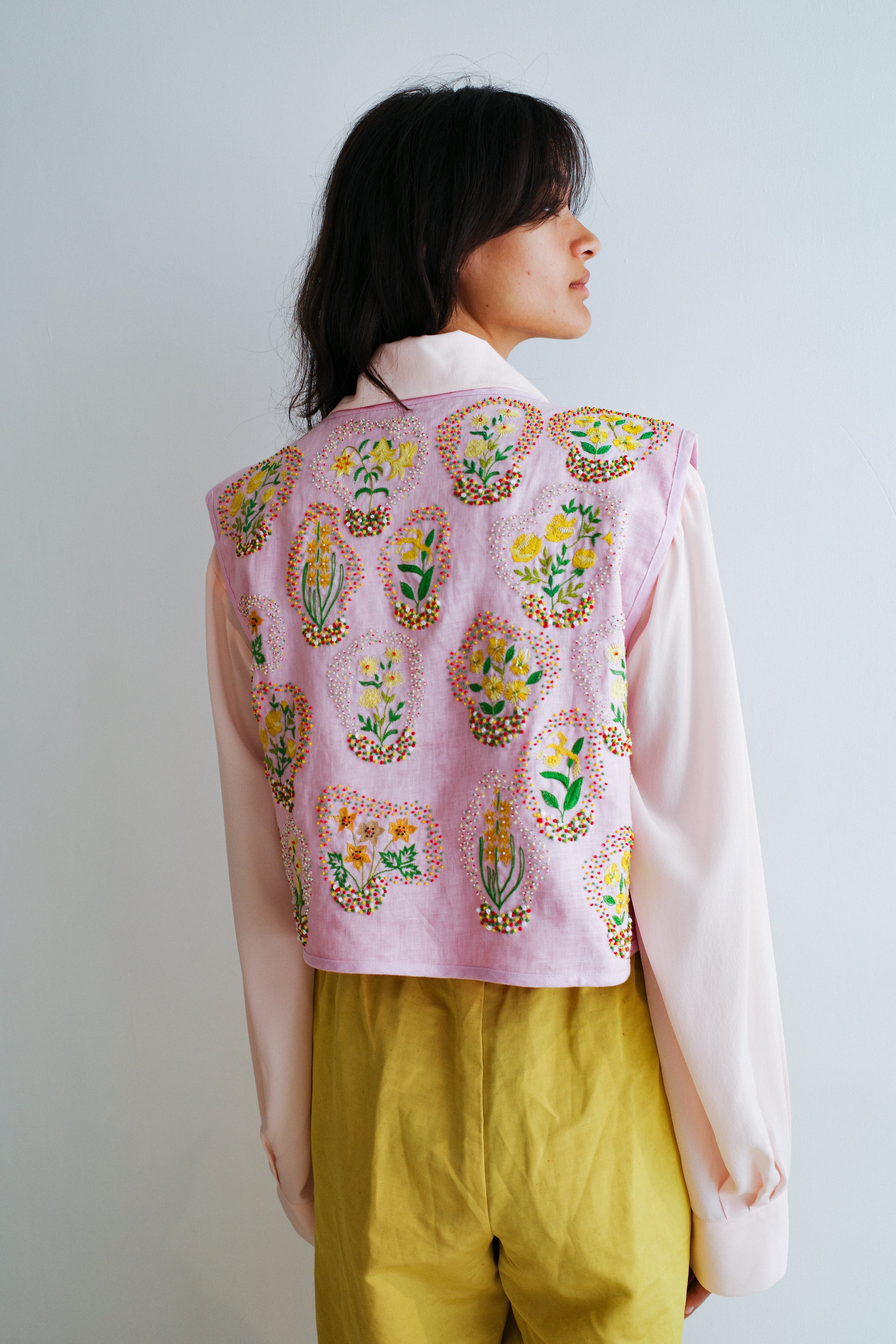 Ravnbak Vest - Hand Embroidered Flowers Pale Pink