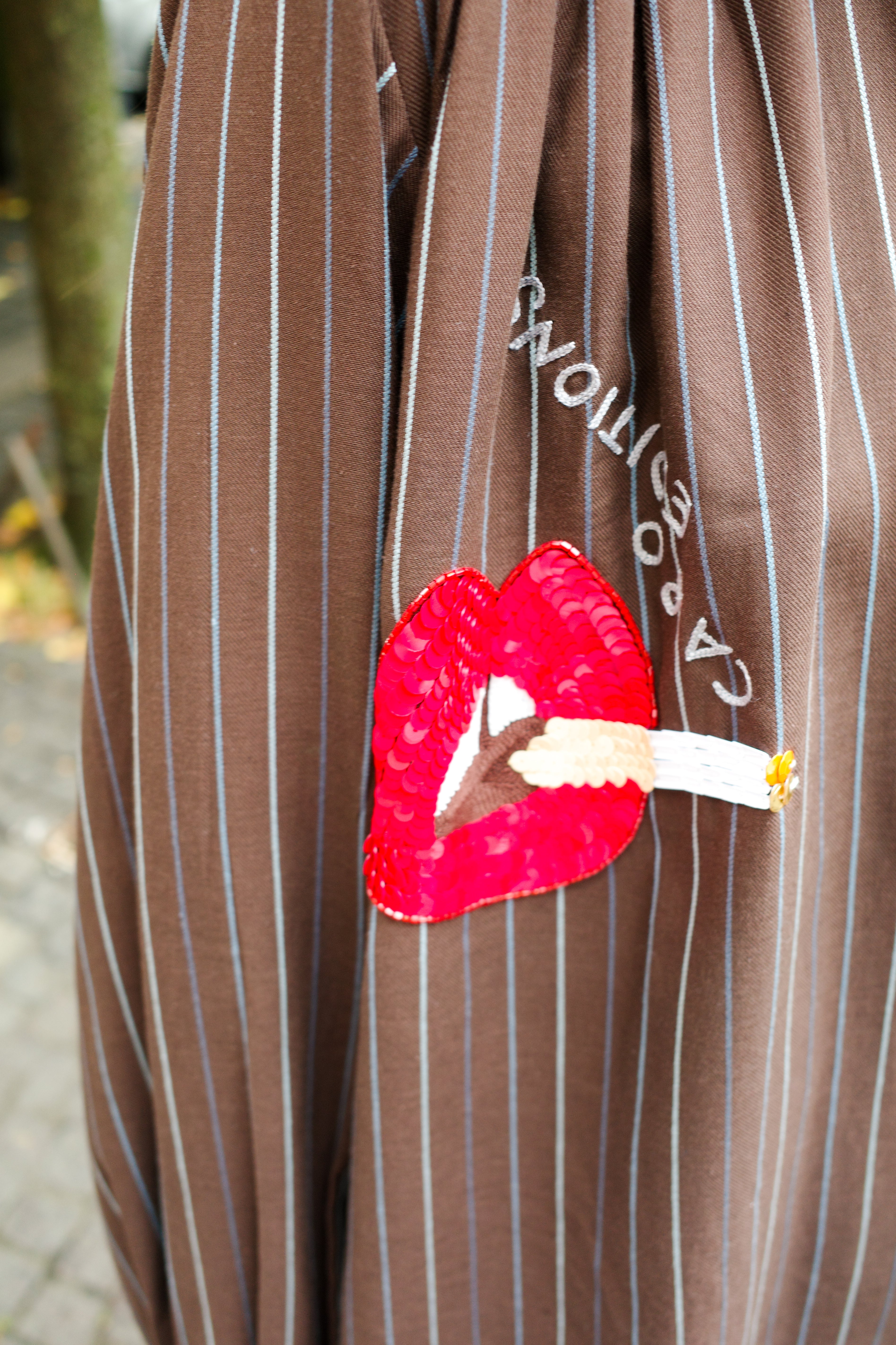 Bonsai Shirt - Brown with Red Lips