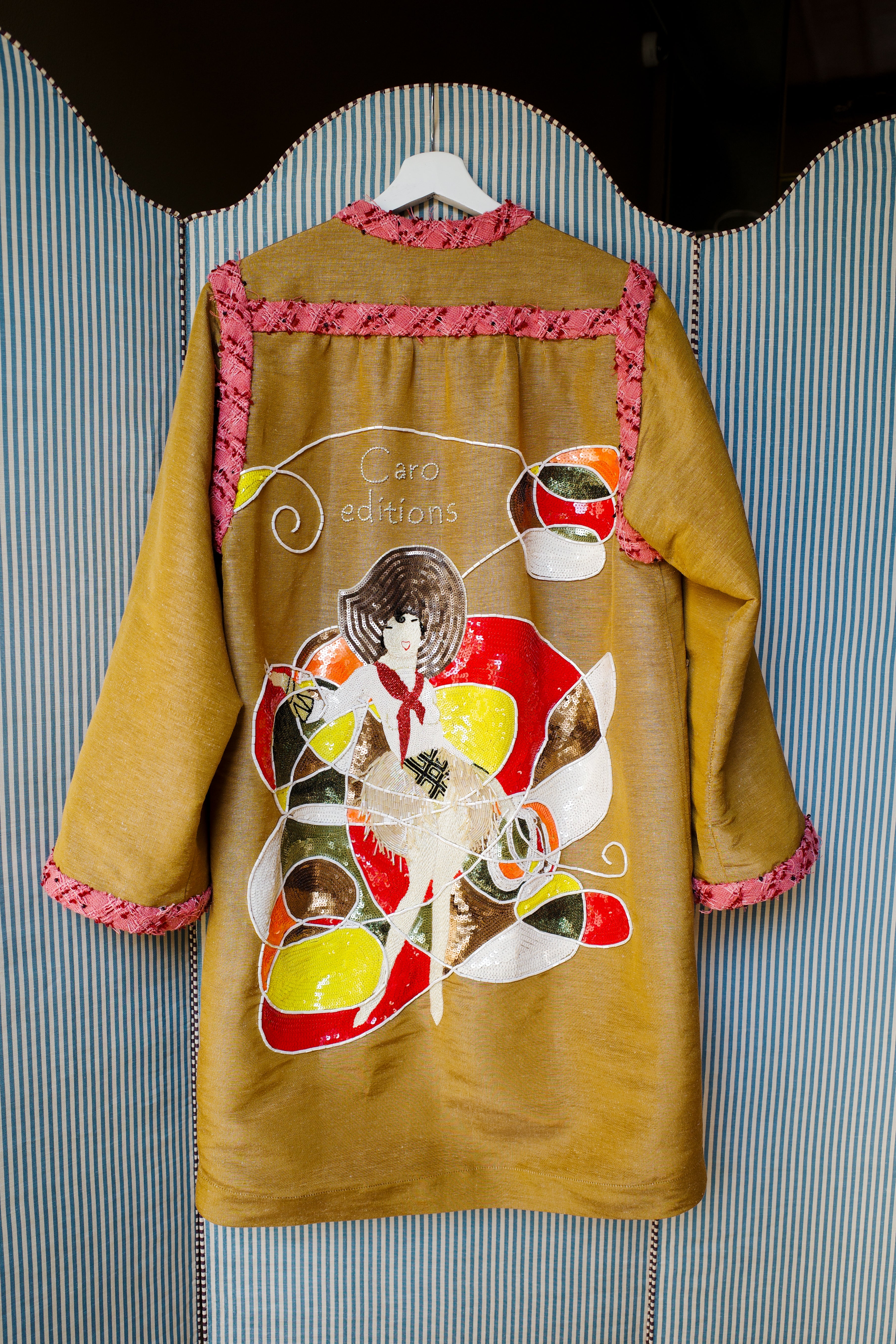 Anna Coat Lady With Hat Tapet Cafe Rust