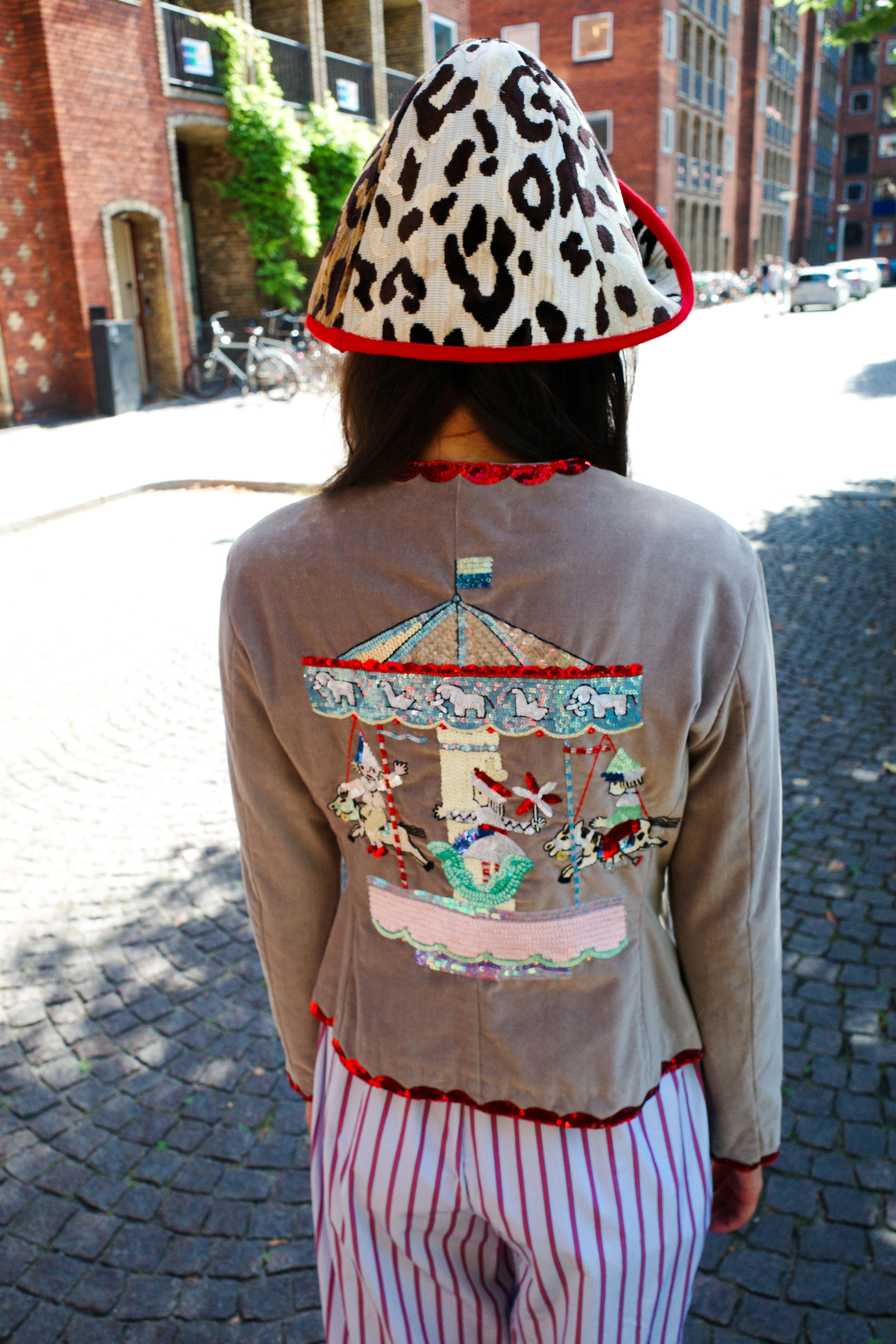 Tusnelda Jacket - Grey Velvet with Red Details