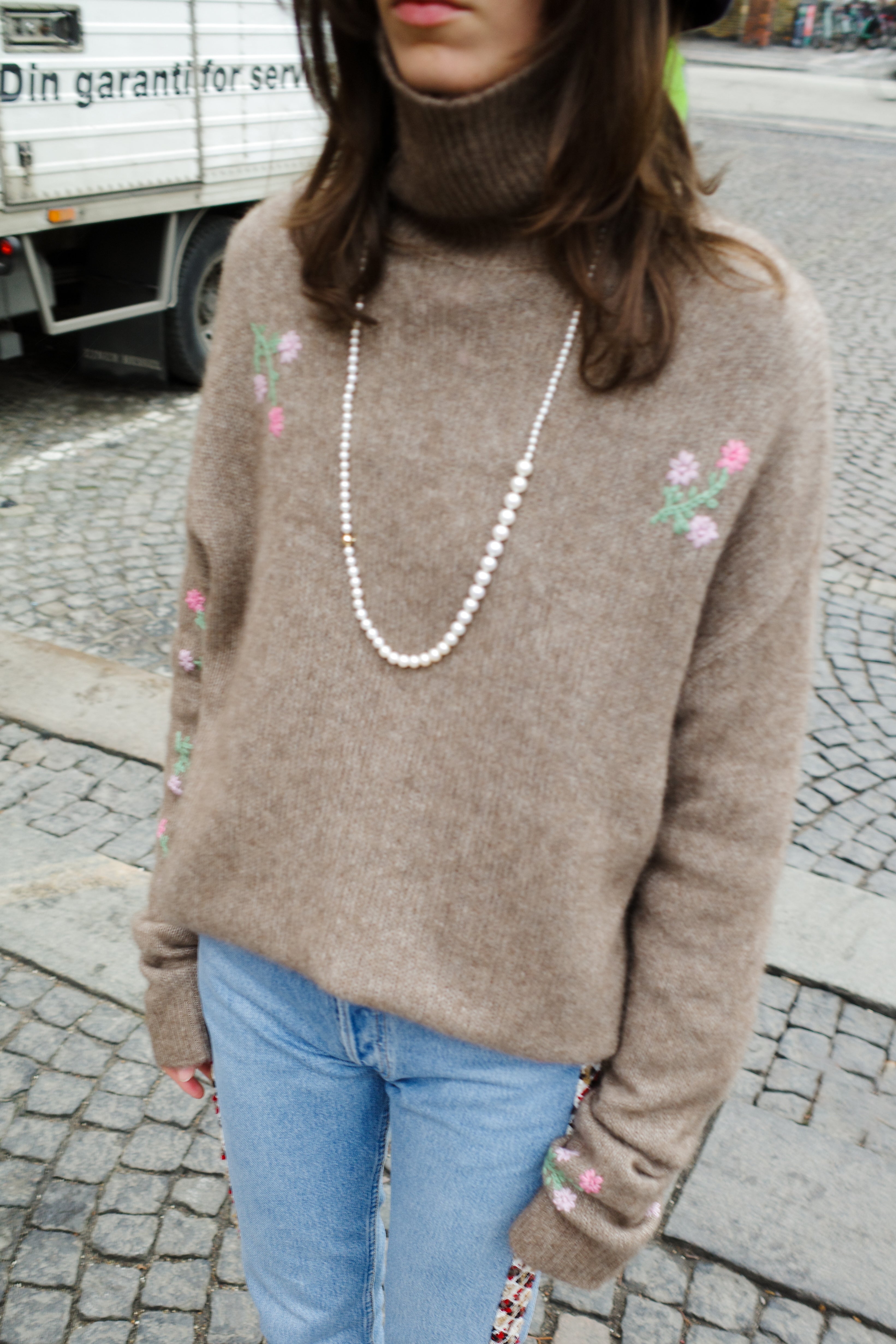 Agnes Roll Neck - Mushroom w. Flowers