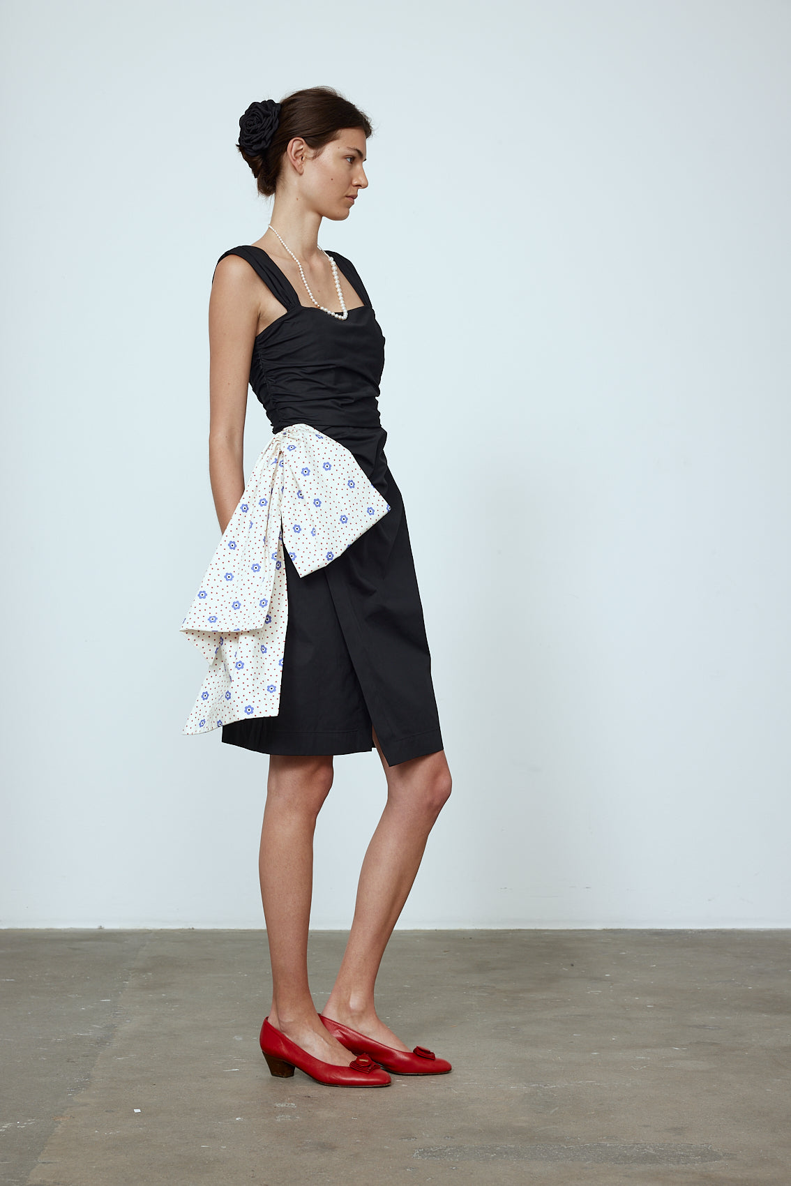 The Sophie Dress is a classic black poplin dress with a big silk bow detail on the side in our blue daisy print. The Dress features wide straps, a slit, and a fitted waist.   Material: 100% cotton. Bow: 100 % silk.  The model is 179cm (5'10") and wears size S.